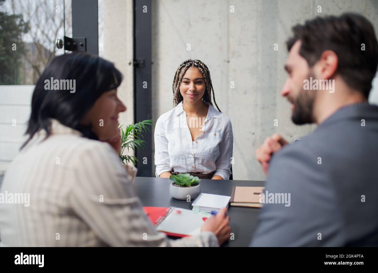 Glückliche junge Frau mit Vorstellungsgespräch im Büro, Geschäft und Karriere-Konzept. Stockfoto