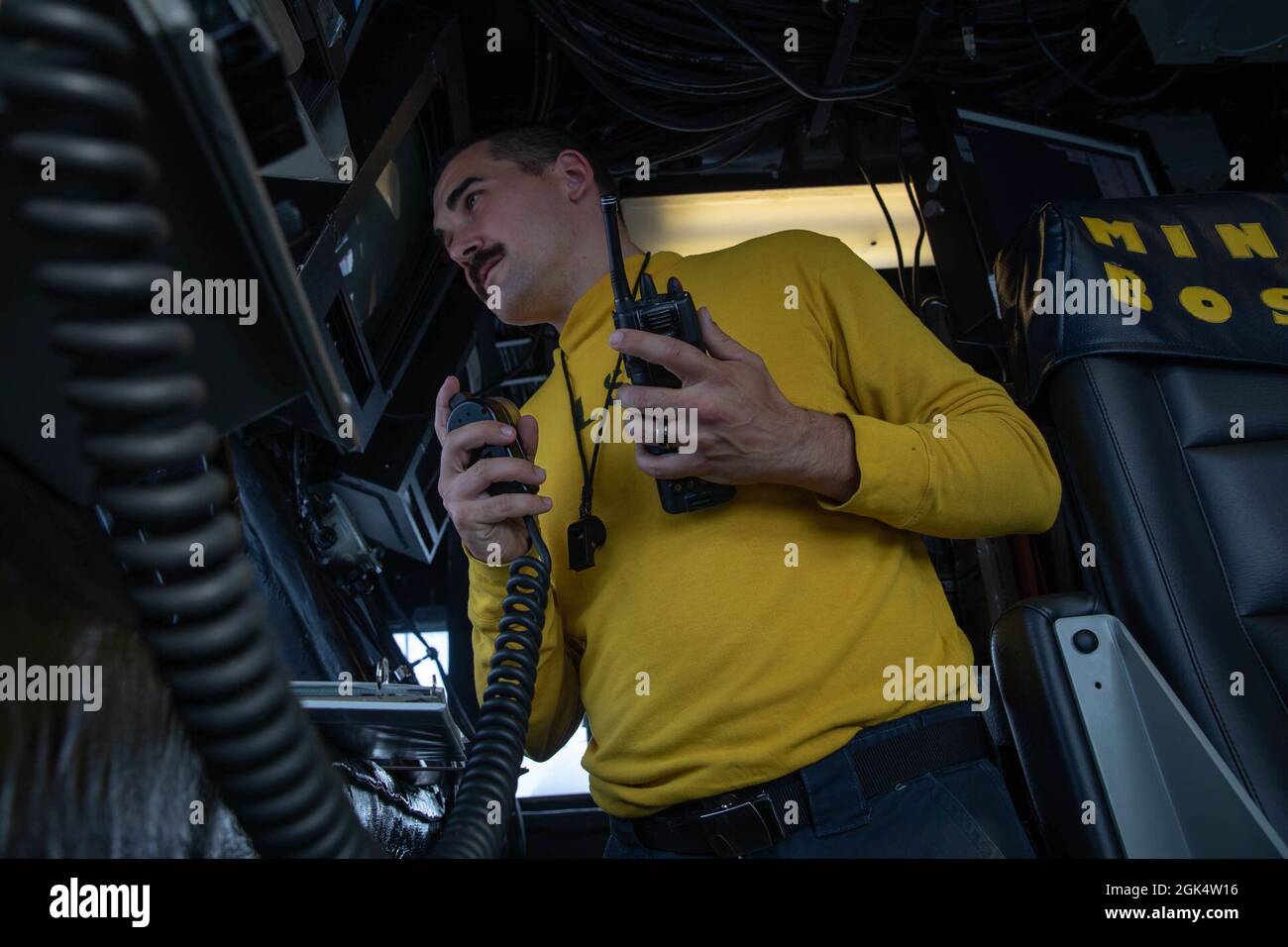 210801-N-JB637-1165 ATLANTIK (AUG 1, 2021) Aviation Boatswain's Mate (Handling) 3rd Class Blake Rossen beobachtet Flugoperationen von der primären Flugkontrolle an Bord des amphibischen Sturmschiffs USS Kearsarge (LHD 3) der Wasp-Klasse am 1. August 2021. Kearsarge ist im Gange, um Large Scale Exercise (LSE) 2021 vom 3. Bis 16. August 2021 zu unterstützen. Stockfoto