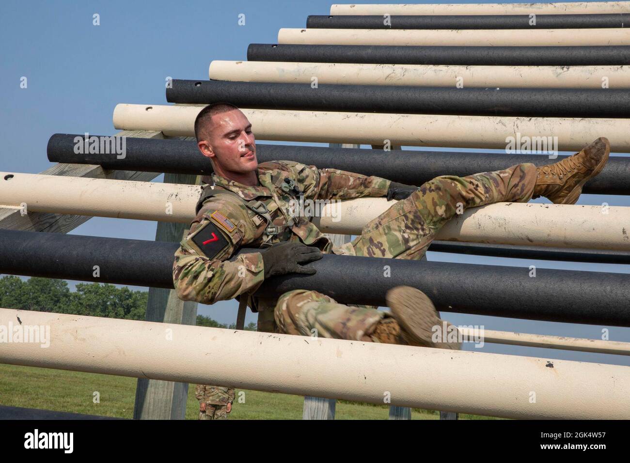 Personal Sgt. Logan Engle, ein nicht beauftragter Offizier des Sicherheitsstabs, nimmt am ersten Tag des Forces Command Best Warrior Competition 2021 in Fort Riley KS am 2. August am Abschnitt „Weaving Ladder“ des Hinderniskurses Teil. Dreizehn unbestellte Offiziere und zwölf Soldaten treten in einem fünftägigen Wettbewerb an, der die besten US-Streitkräfte in Fort Riley, KS, vom 2. Bis 6. August repräsentiert. Stockfoto