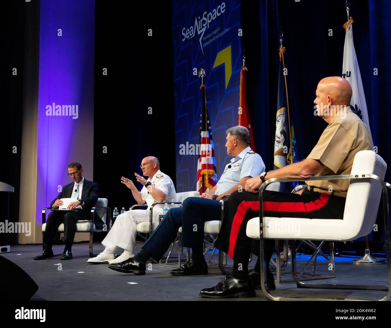 210802-N-TR763-1425 NATIONAL HARBOUR, MD. (Aug 2, 2021) - Chief of Naval Operations (CNO) ADM. Mike Gilday spricht auf der Sea Air Space 2021 expo. Stockfoto