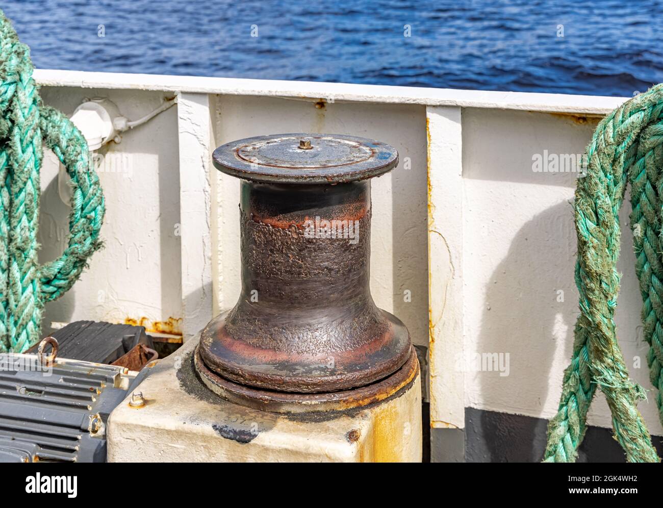 Gut abgenutzte Marine-Ankerwinde auf einem Boot Stockfoto