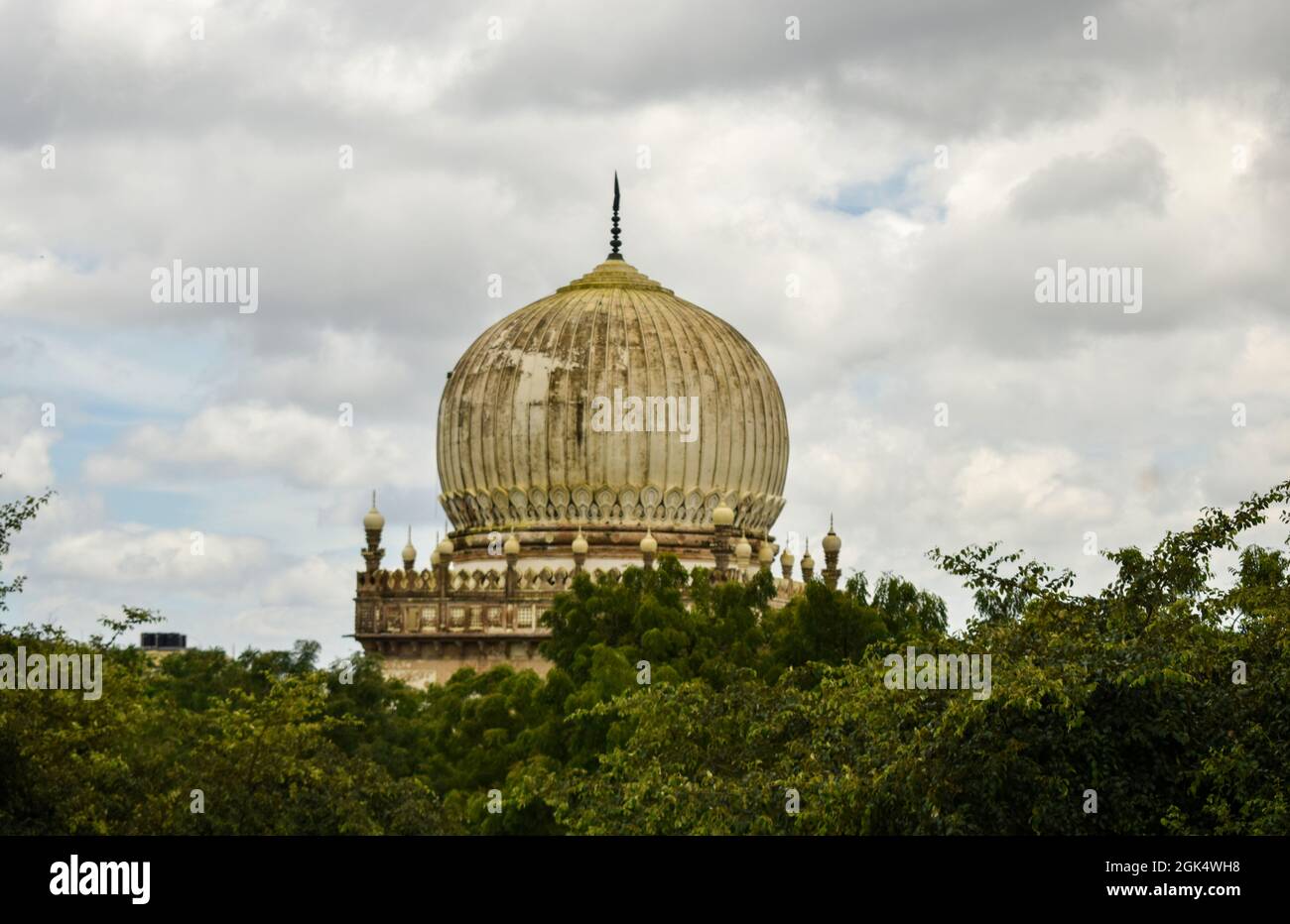 Antike islamische Architekturkunst Spitzarches Seven Tombs Dome und Blue Sky Stockfoto