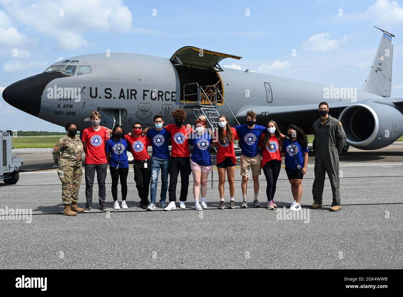 Die Schüler DER AIM HIGH Flight Academy posieren vor einem KC-135-Stratotanker, der am 2. August 2021 auf dem Luftwaffenstützpunkt Eglin, Florida, dem 6. Lufttankflügel zugewiesen wurde. Das AHFA ist ein dreiwöchiges Sommerprogramm, das den Stabschef der „Rated Diversity Improvement“-Initiative der Luftwaffe treffen soll, um die Interessen in bewerteten Karrierefeldern bei unterrepräsentierten Jugendlichen zu erhöhen. Stockfoto