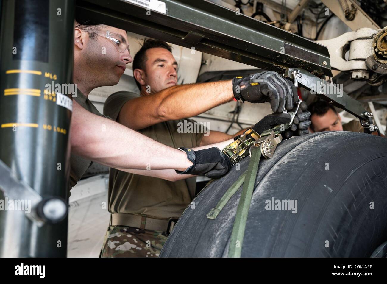 Die der 911. Wartungsgruppe zugeordneten Flieger wechseln einen Fahrwerkreifen an einem C-17 Globemaster III an der Pittsburgh International Airport Air Reserve Station, Pennsylvania, 2. August 2021. Die Reifen müssen ausgetauscht werden, wenn festgestellt wird, dass die Verschleißgrenzen überschritten werden, um die Sicherheit der Flugbesatzung bei der Landung und beim Start zu gewährleisten. Stockfoto