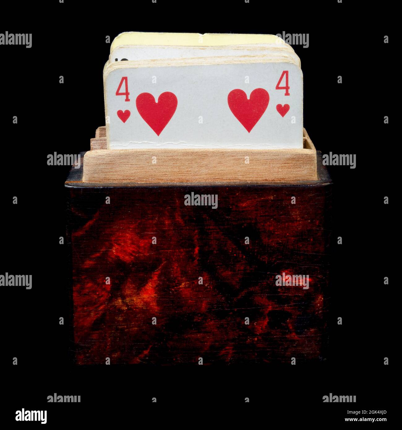 Vintage Deck mit Spielkarten in einer Holzkiste isoliert auf einem schwarzen Hintergrund Stockfoto