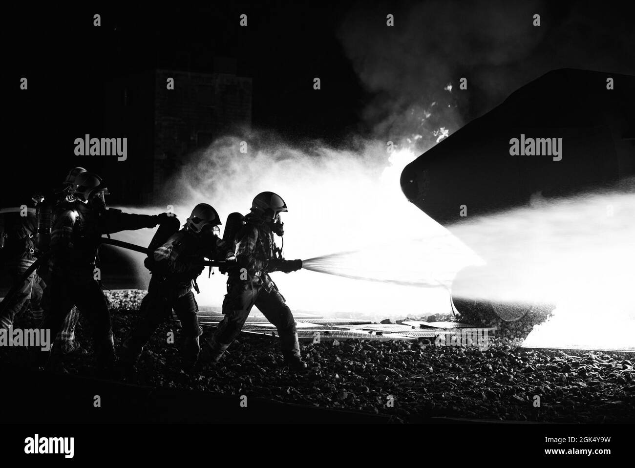 Feuerwehrmänner aus Lettland, Estland und Alpena Combat Readiness Training Center (CRTC) trainieren während des Northern Strike (NS) 21-2 in Alpena CRTC, Michigan, 12. August 2021 auf einem simulierten Nachtflugzeugfeuer und der Passagierrettung. NS bietet die Möglichkeit, Interoperabilität mit anderen Einheiten und multinationalen Partnern aufzubauen und gleichzeitig in realistischen Multi-Domain-Umgebungen zu trainieren. Stockfoto