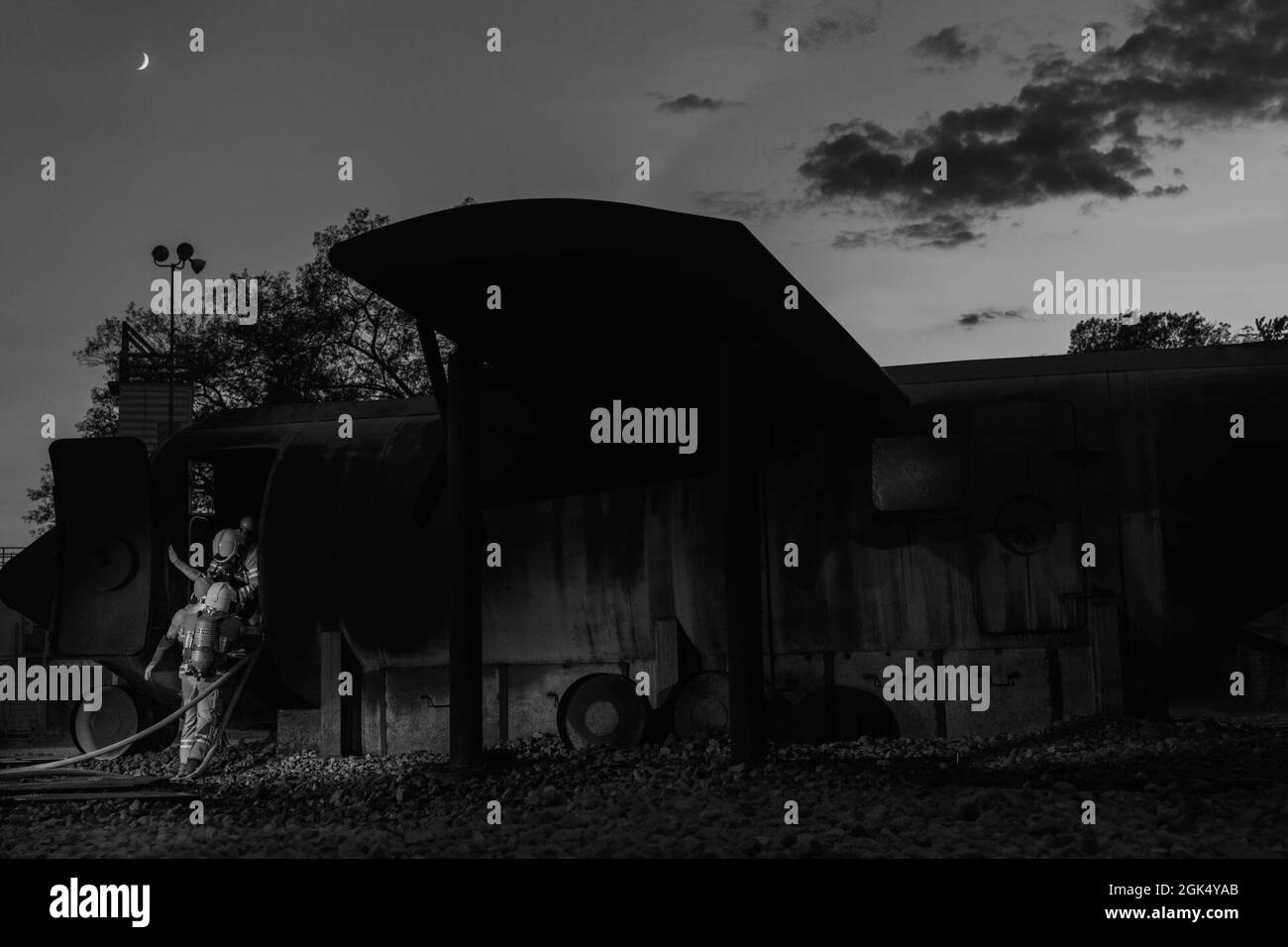 Feuerwehrmänner aus Lettland, Estland und Alpena Combat Readiness Training Center (CRTC) trainieren während des Northern Strike (NS) 21-2 in Alpena CRTC, Michigan, 12. August 2021 auf einem simulierten Nachtflugzeugfeuer und der Passagierrettung. NS bietet die Möglichkeit, Interoperabilität mit anderen Einheiten und multinationalen Partnern aufzubauen und gleichzeitig in realistischen Multi-Domain-Umgebungen zu trainieren. Stockfoto