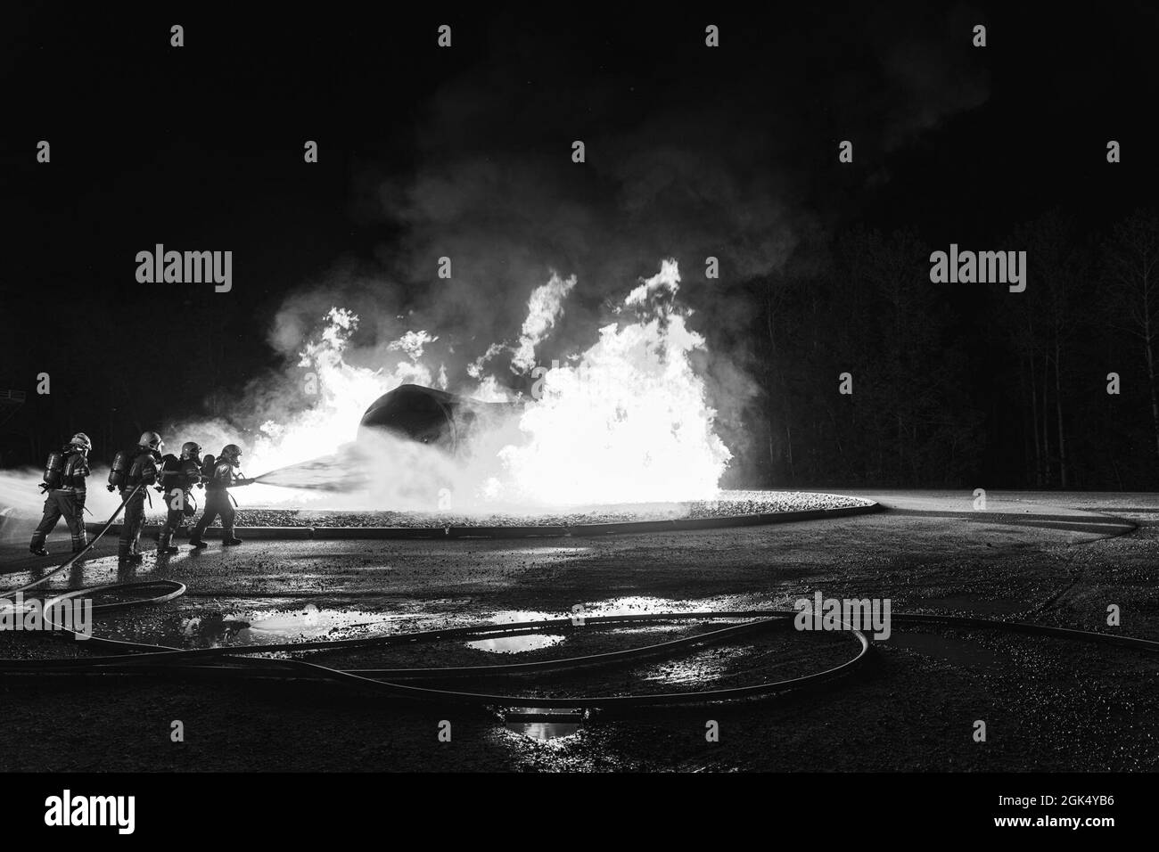 Feuerwehrmänner aus Lettland, Estland und Alpena Combat Readiness Training Center (CRTC) trainieren während des Northern Strike (NS) 21-2 in Alpena CRTC, Michigan, 12. August 2021 auf einem simulierten Nachtflugzeugfeuer und der Passagierrettung. NS bietet die Möglichkeit, Interoperabilität mit anderen Einheiten und multinationalen Partnern aufzubauen und gleichzeitig in realistischen Multi-Domain-Umgebungen zu trainieren. Stockfoto