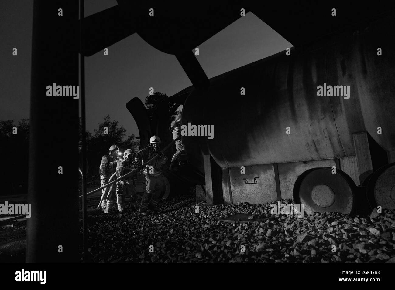 Feuerwehrmänner aus Lettland, Estland und Alpena Combat Readiness Training Center (CRTC) trainieren während des Northern Strike (NS) 21-2 in Alpena CRTC, Michigan, 12. August 2021 auf einem simulierten Nachtflugzeugfeuer und der Passagierrettung. NS bietet die Möglichkeit, Interoperabilität mit anderen Einheiten und multinationalen Partnern aufzubauen und gleichzeitig in realistischen Multi-Domain-Umgebungen zu trainieren. Stockfoto