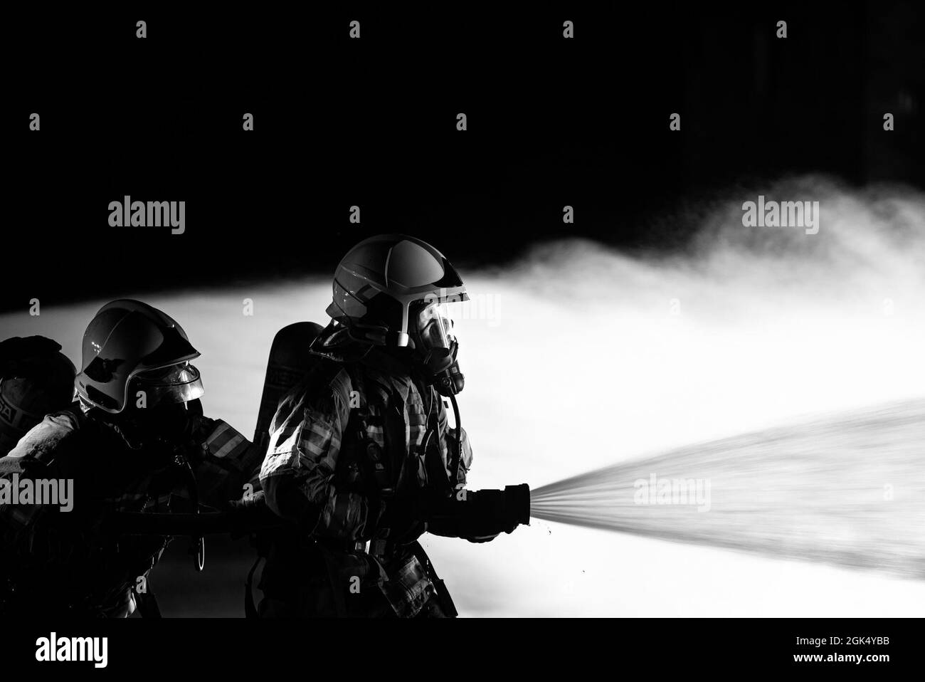 Feuerwehrmänner aus Lettland, Estland und Alpena Combat Readiness Training Center (CRTC) trainieren während des Northern Strike (NS) 21-2 in Alpena CRTC, Michigan, 12. August 2021 auf einem simulierten Nachtflugzeugfeuer und der Passagierrettung. NS bietet die Möglichkeit, Interoperabilität mit anderen Einheiten und multinationalen Partnern aufzubauen und gleichzeitig in realistischen Multi-Domain-Umgebungen zu trainieren. Stockfoto