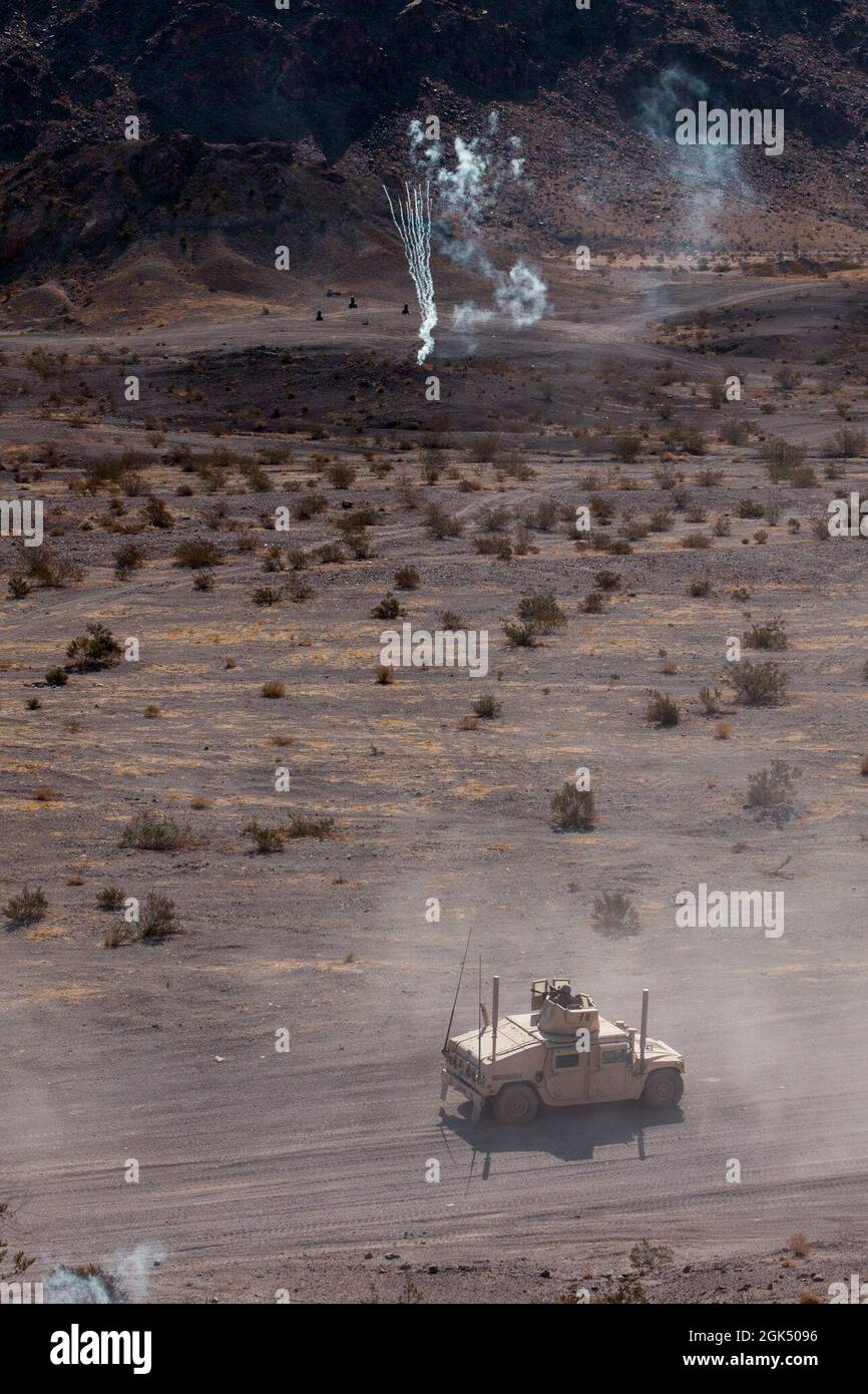 U.S. Marines with Combat Logistics Bataillon (CLB) 25 führt am 3. August 2021 im Marine Corps Air Ground Combat Center, Twentynine Palms, Kalifornien, eine motorisierte Feuer- und Manöverübung (MFME) während der Integrated Training Exercise (ITX) 4-21 im Range 114 durch. Der MFME fordert Marines auf, einen Live-Fire-Konvoi durchzuführen, der mit einem nicht blockierten Hinterhalt konfrontiert wird, um sicherzustellen, dass die Marines von CLB 25 während der ITX weiterhin kampfbereit sind, während sie die Marine Air Ground Task Force 25 weiterhin wichtige Unterstützung leisten. Stockfoto