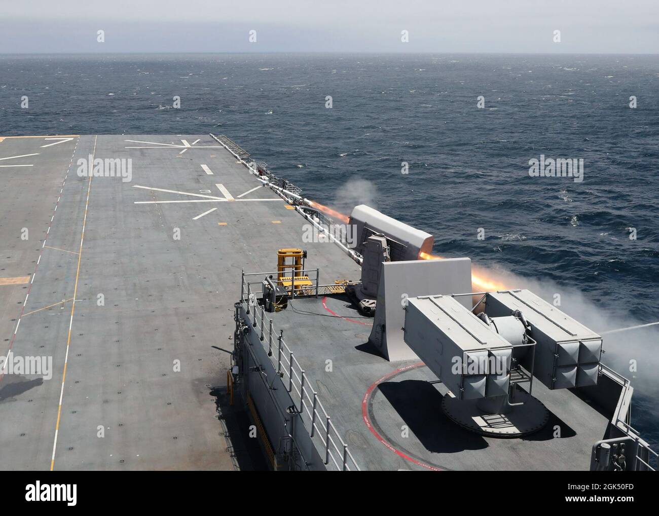 210803-N-LY160-1055 PAZIFISCHER OZEAN (AUG 3, 2021) – Eine RIM-116 Rolling Airframe Missile (RAM) wird während einer Live-Feuerübung an Bord des amphibischen Angriffsschiffs USS Tripoli (LHA 7) vom 3. August aus dem Vorwärtswerfer abgefeuert. Tripolis führt derzeit Routineoperationen in der 3. US-Flotte durch. Stockfoto