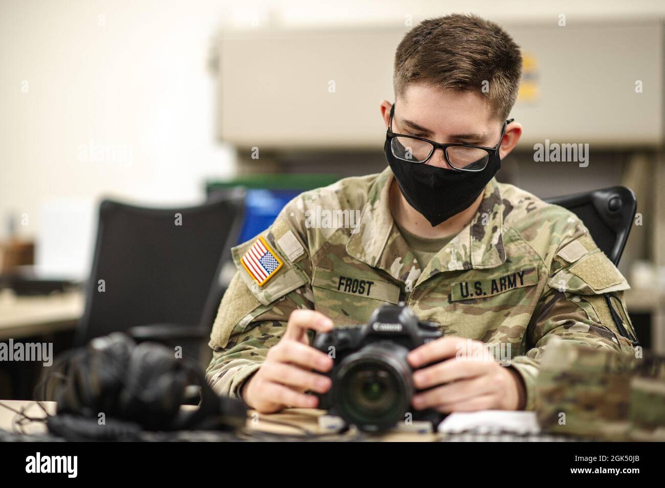 U.S. Army PFC. Zachery Frost, ein Spezialist für Dokumentation und Produktion von Kampfhandlungen, der dem ersten Zug, der 55. Signalgesellschaft (Kampfkamera), der 21. Signalbrigade, zugewiesen wurde, trainiert in seinem Hauptquartier in Fort George G. Meade, Maryland, auf Digitalkameraausrüstung. 3. August 2021. Stockfoto