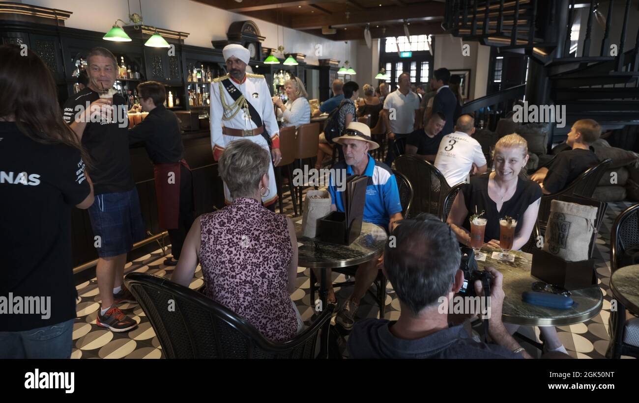 Ein Singapur Sling im The Rafales Hotel Long Bar Stockfoto