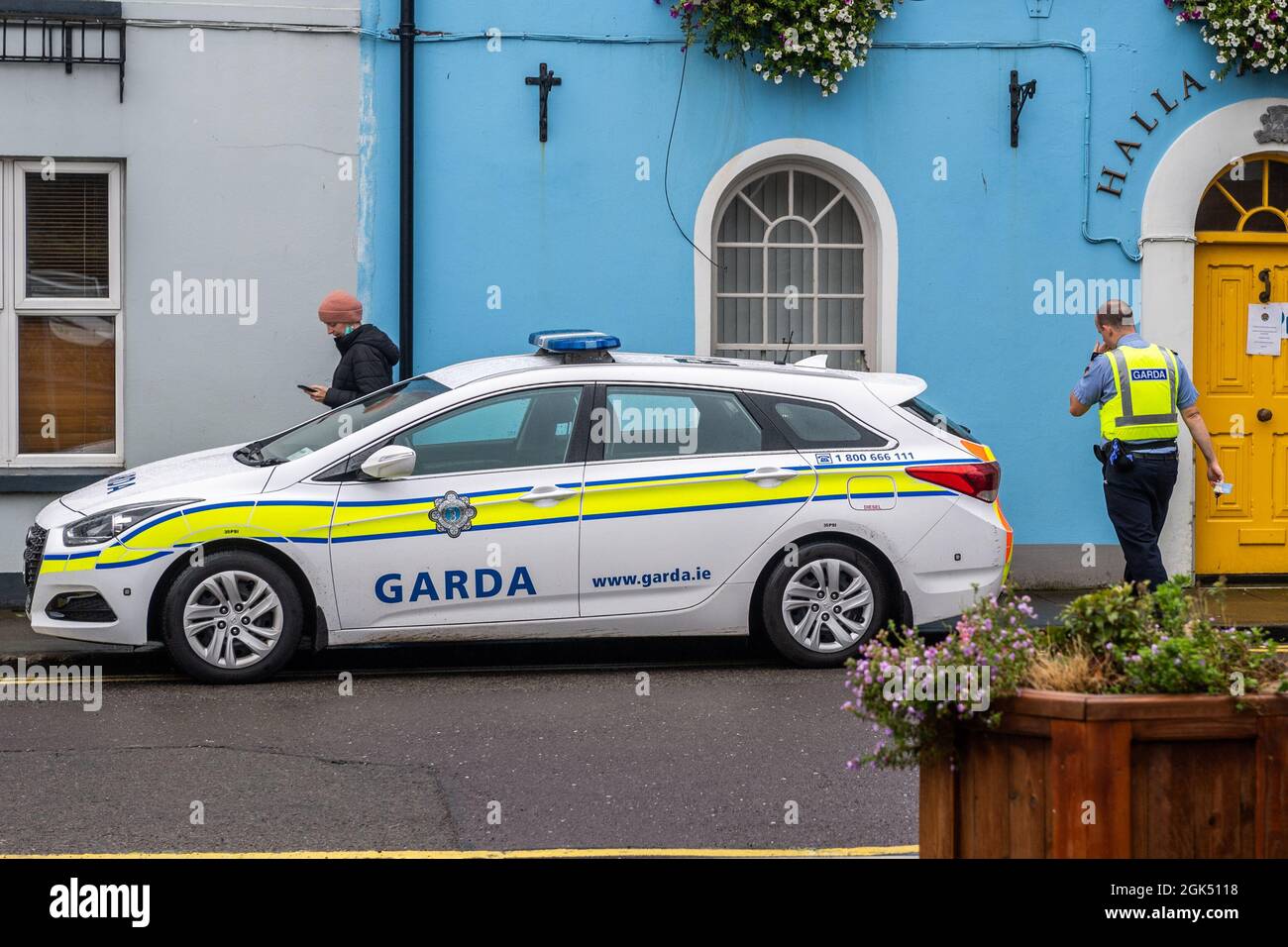 Clonakilty, West Cork, Irland. September 2021. Die Einheimischen von Clonakilty erwachten heute Morgen in einer Stadt, die mit Graffiti übersät war. Das Wandgemälde von Michael Collins in der Kent Street in der Stadt wurde ebenso wie andere Orte in der Stadt stark beschädigt. Ein Mann wurde wegen des Verdachts der Begehung des Verbrechens verhaftet. Quelle: AG News/Alamy Live News Stockfoto
