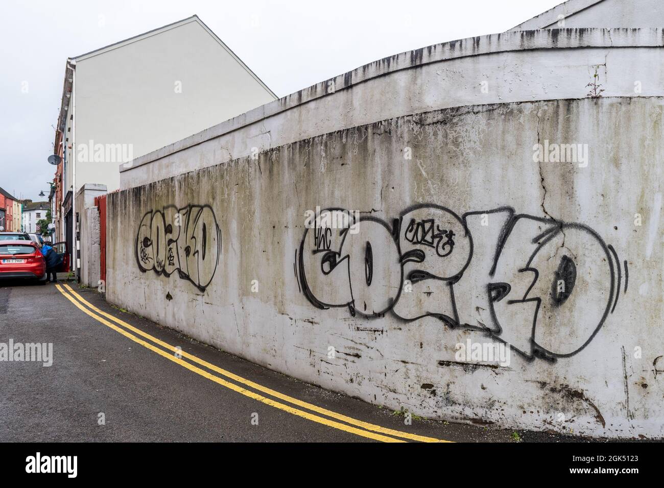 Clonakilty, West Cork, Irland. September 2021. Die Einheimischen von Clonakilty erwachten heute Morgen in einer Stadt, die mit Graffiti übersät war. Das Wandgemälde von Michael Collins in der Kent Street in der Stadt wurde ebenso wie andere Orte in der Stadt stark beschädigt. Ein Mann wurde wegen des Verdachts der Begehung des Verbrechens verhaftet. Quelle: AG News/Alamy Live News Stockfoto