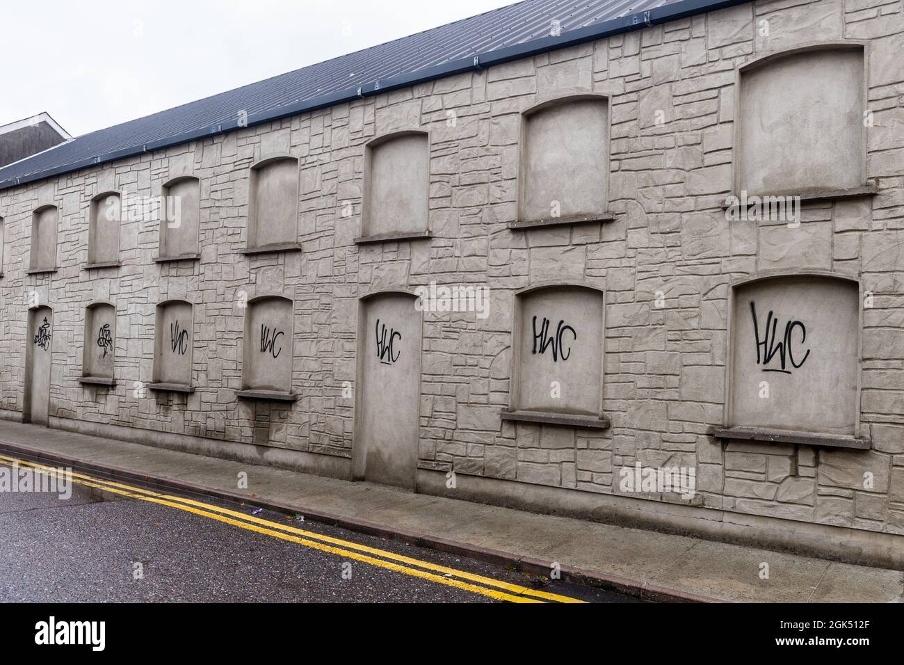 Clonakilty, West Cork, Irland. September 2021. Die Einheimischen von Clonakilty erwachten heute Morgen in einer Stadt, die mit Graffiti übersät war. Das Wandgemälde von Michael Collins in der Kent Street in der Stadt wurde ebenso wie andere Orte in der Stadt stark beschädigt. Ein Mann wurde wegen des Verdachts der Begehung des Verbrechens verhaftet. Das war in der Clarke Street. Quelle: AG News/Alamy Live News Stockfoto