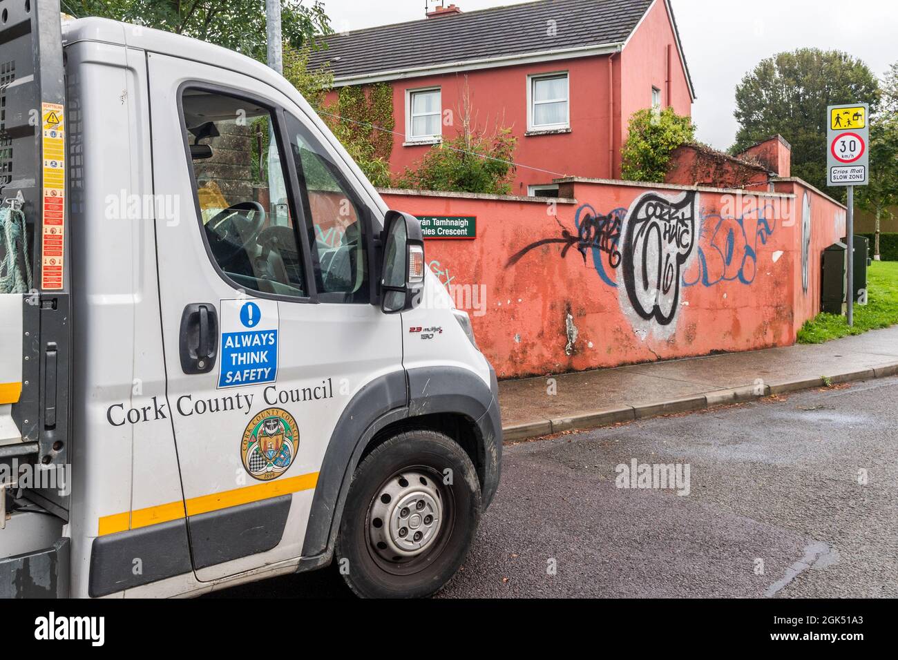 Clonakilty, West Cork, Irland. September 2021. Die Einheimischen von Clonakilty erwachten heute Morgen in einer Stadt, die mit Graffiti übersät war. Das Wandgemälde von Michael Collins in der Kent Street in der Stadt wurde ebenso wie andere Orte in der Stadt stark beschädigt. Ein Mann wurde wegen des Verdachts der Begehung des Verbrechens verhaftet. Dies geschah in Tawnies Crescent, als die ratsmitarbeiter die Graffiti untersuchten. Quelle: AG News/Alamy Live News Stockfoto