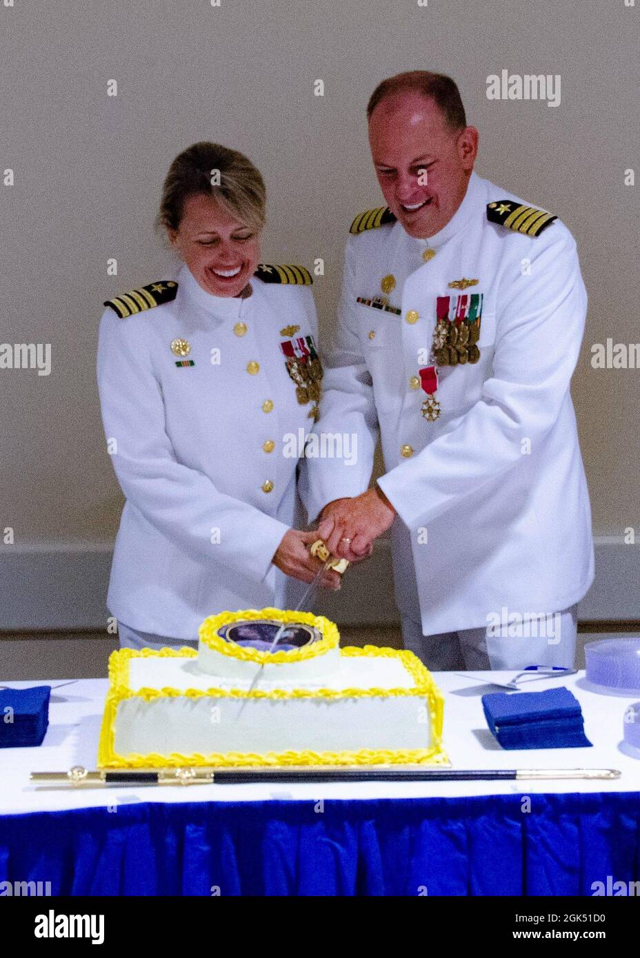 210803-N-XG502-1266 (SUFFOLK, VA) - Capt. Hicks und Capt. Cole schnitten den Kuchen während des Kommandowechsels der Marine Cyber Defense Operations Command, der direkt nach der Zeremonie am 3. August stattfand Stockfoto