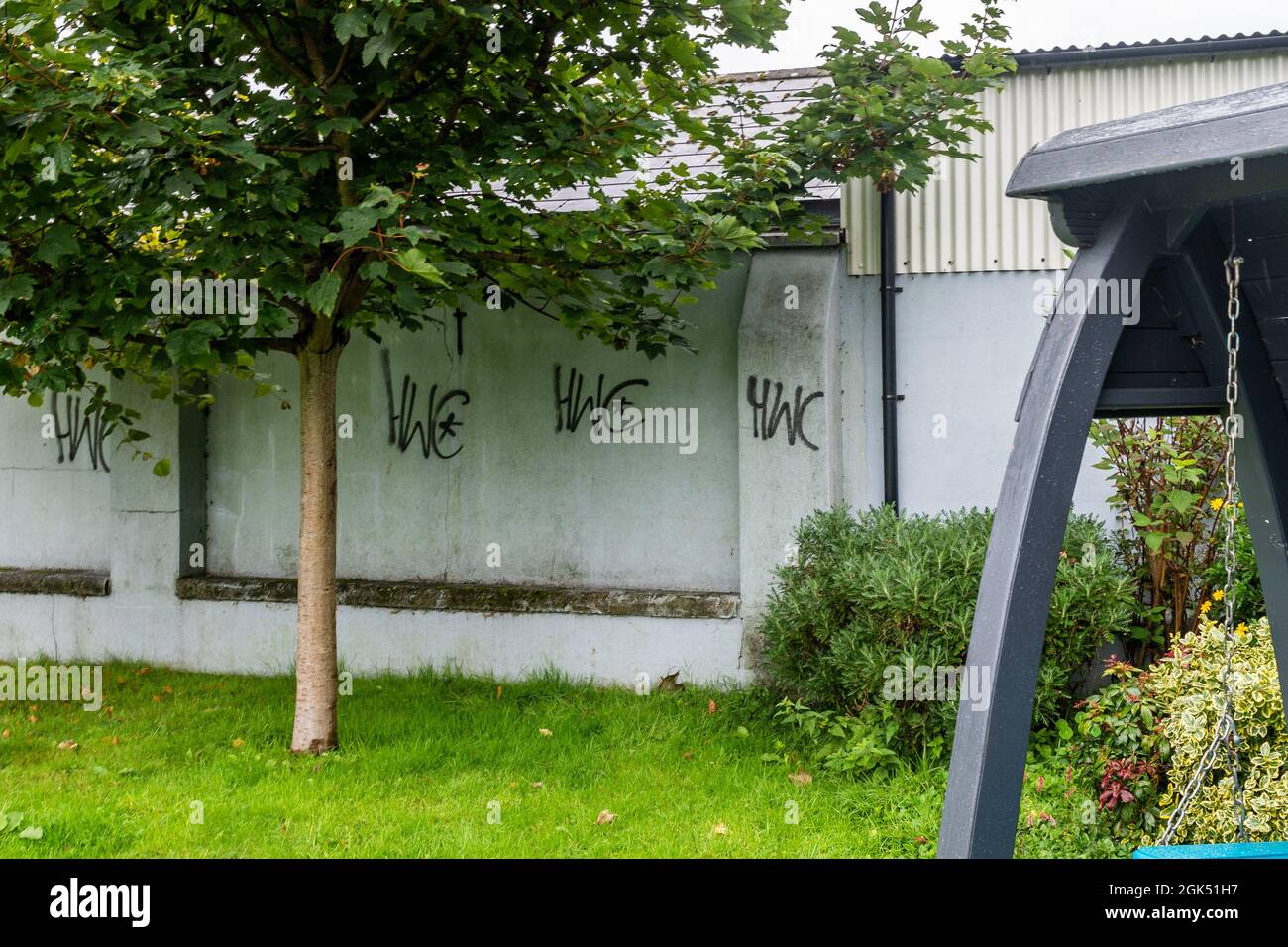 Clonakilty, West Cork, Irland. September 2021. Die Einheimischen von Clonakilty erwachten heute Morgen in einer Stadt, die mit Graffiti übersät war. Das Wandgemälde von Michael Collins in der Kent Street in der Stadt wurde ebenso wie andere Orte in der Stadt stark beschädigt. Ein Mann wurde wegen des Verdachts der Begehung des Verbrechens verhaftet. Quelle: AG News/Alamy Live News Stockfoto