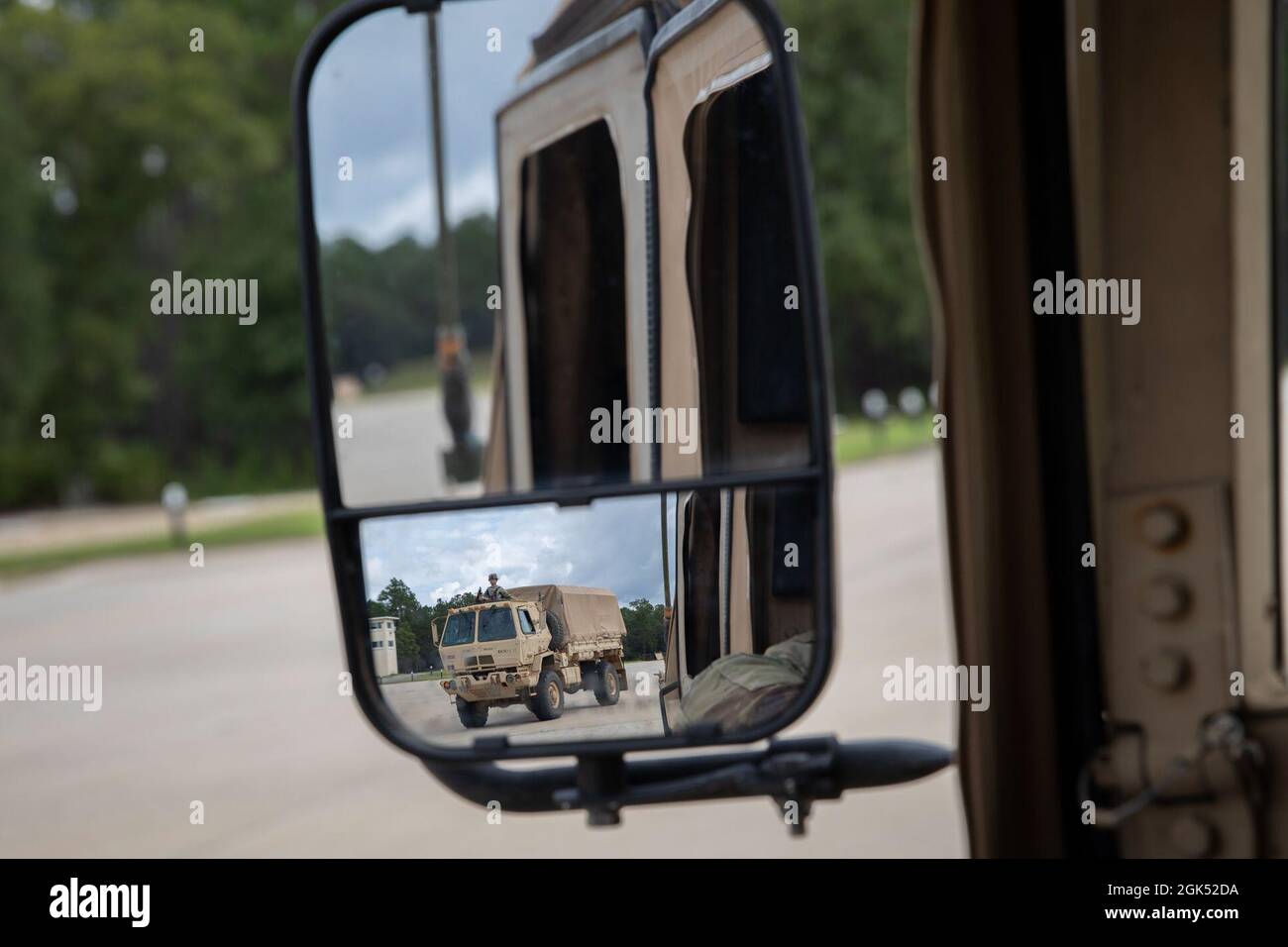 Die Soldaten des 2. Bataillons, 3. General Support Aviation Bataillon, 3. Combat Aviation Brigade, 3. Infanterie-Division, inszenieren ihre mitteltaktischen Fahrzeuge während einer Live-Feuerübung des Konvois in Fort Stewart, Georgia, August 3. Das Bataillon führte die Übung durch, um ihre missionskribellen Aufgaben zu trainieren, die es ihnen ermöglichen, die Bereitschaft der Einheit und die Letalität aufrechtzuerhalten. Stockfoto