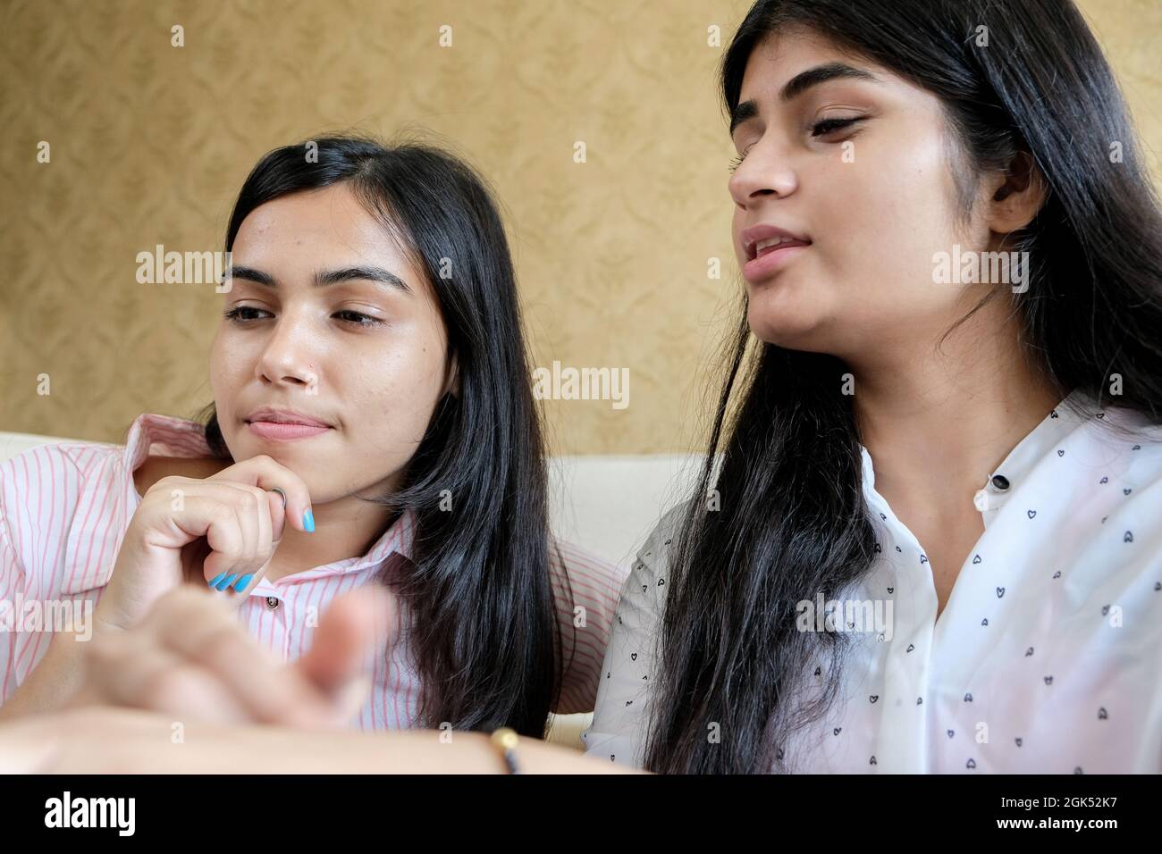Nahaufnahme von zwei jungen Mädchen, die etwas angeschaut haben Stockfoto