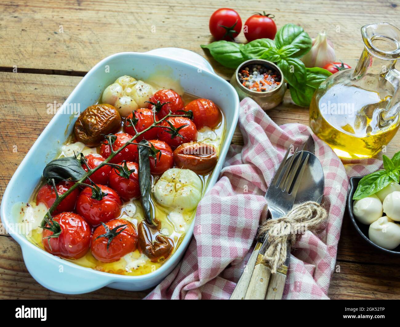Gebackene Gemüsestomate, Basilikum, Mozzarella-Käse, Knoblauch im Ofen in keramischen Gerichten. Kochen, gekochtes Gericht Stockfoto