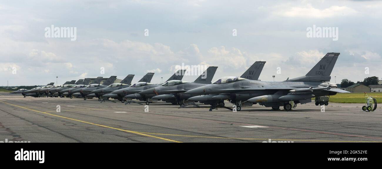 US Air Force F-16 Kampfflugzeuge von Falcon, die dem 31. Kampfflügel der Aviano Air Base, Italien, zugewiesen wurden, sitzen auf der Fluglinie der Royal Air Force Mildenhall, England, 3. August 2021. Die F-16 ist ein kompaktes, vielrollenfähiges Flugzeug, das sich im Luft-Luft-Kampf und im Luft-zu-Boden-Angriff bewährt hat. Stockfoto