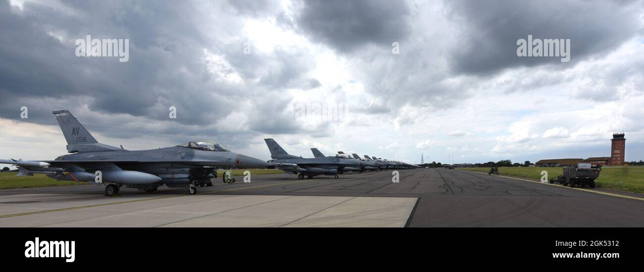 US Air Force F-16 Kampfflugzeuge von Falcon, die dem 31. Kampfflügel der Aviano Air Base, Italien, zugewiesen wurden, sitzen auf der Fluglinie der Royal Air Force Mildenhall, England, 3. August 2021. Die F-16 ist ein kompaktes, vielrollenfähiges Flugzeug, das sich im Luft-Luft-Kampf und im Luft-zu-Boden-Angriff bewährt hat. Stockfoto