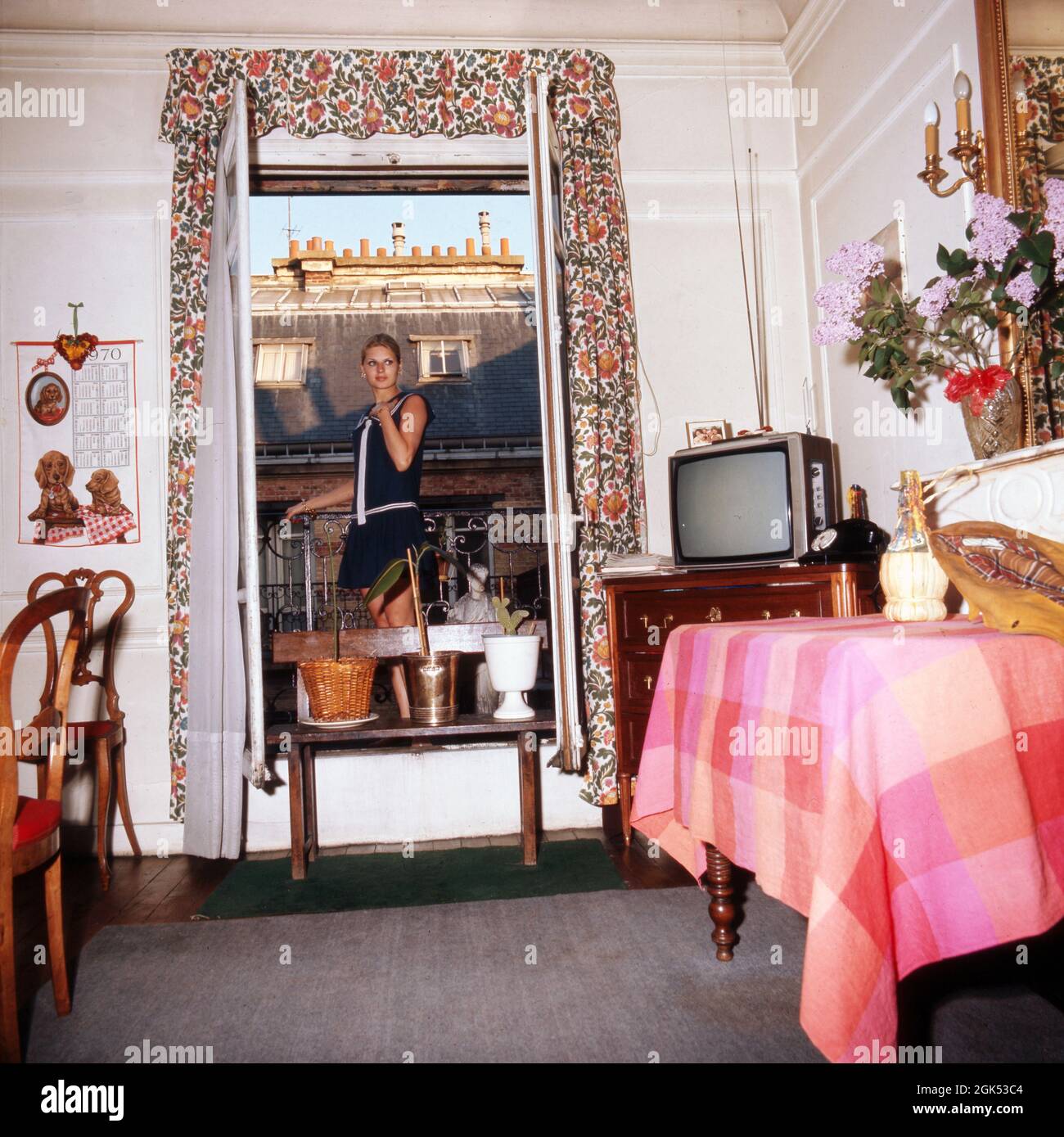Marlene Charell, deutsche Sängerin und Tänzerin, in ihrer kleinen Wohnung in Paris, Frankreich um 1970. Die deutsche Sängerin und Tänzerin Marlene Charell in ihrer kleinen Wohnung in Paris, Frankreich, um 1970. Stockfoto