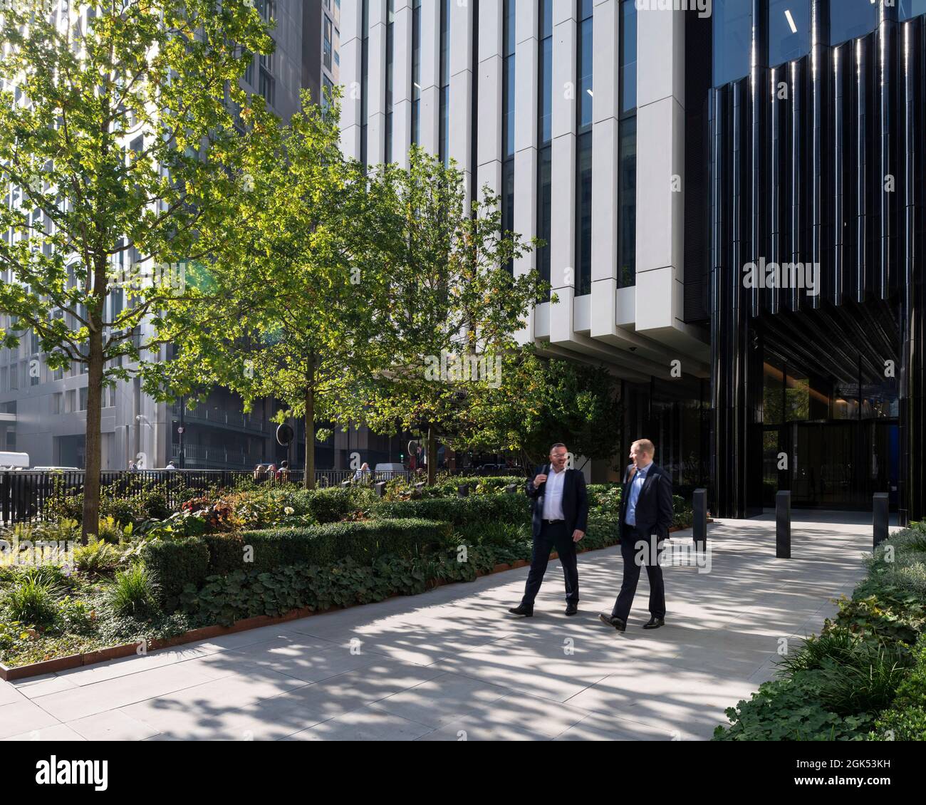 Außenanlagen und Eingang zu Gebäude 2. London Wall Place, London, Großbritannien. Architekt: Make Ltd, 2019. Stockfoto