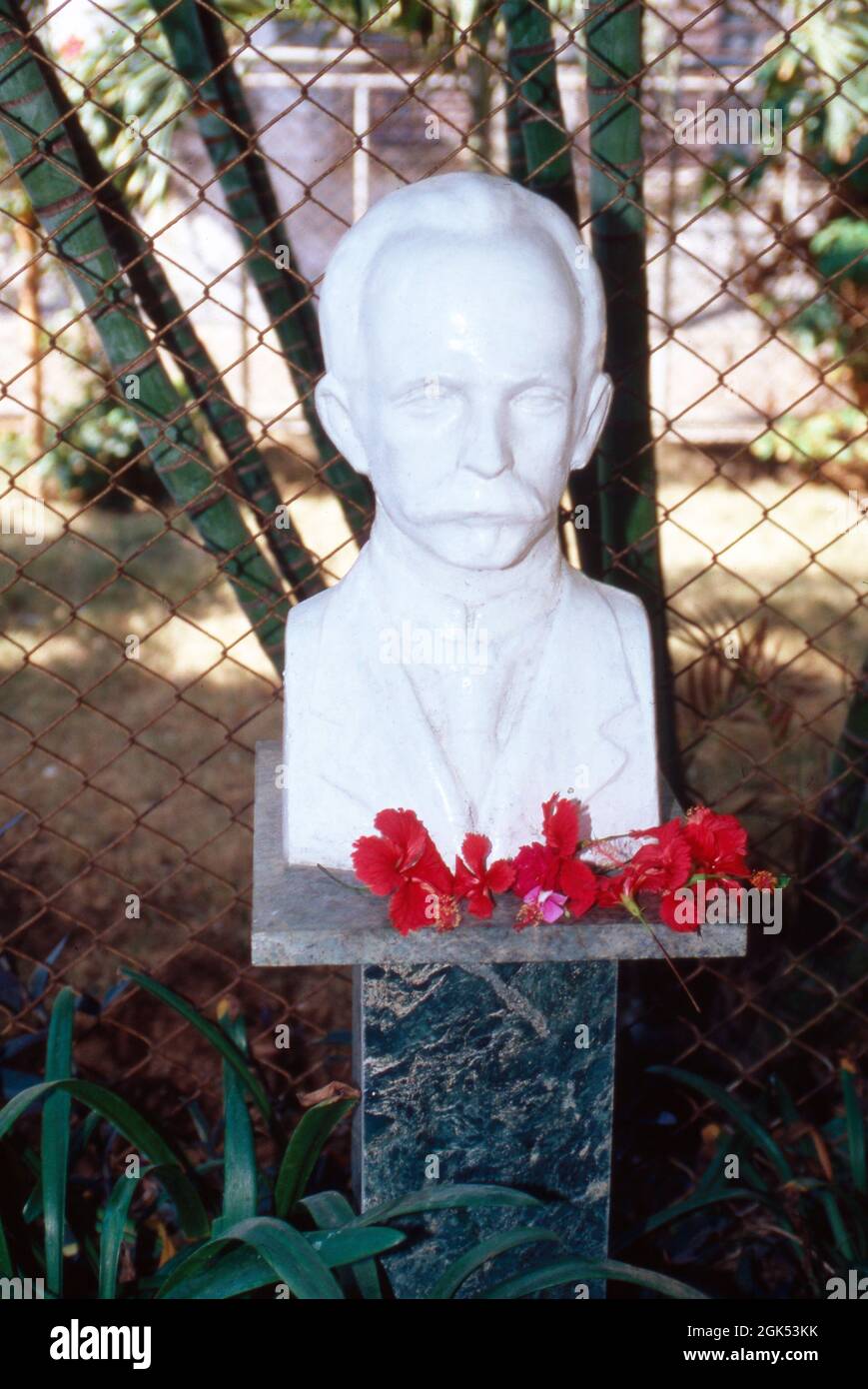 Büste, den Poeten Jose Julian Marti y Perez darstellend, auf einem Sockel auf Kuba, 2000. Porträtbüste des Dichters Jose Julian Marti y Perez auf Kuba, 2000. Stockfoto