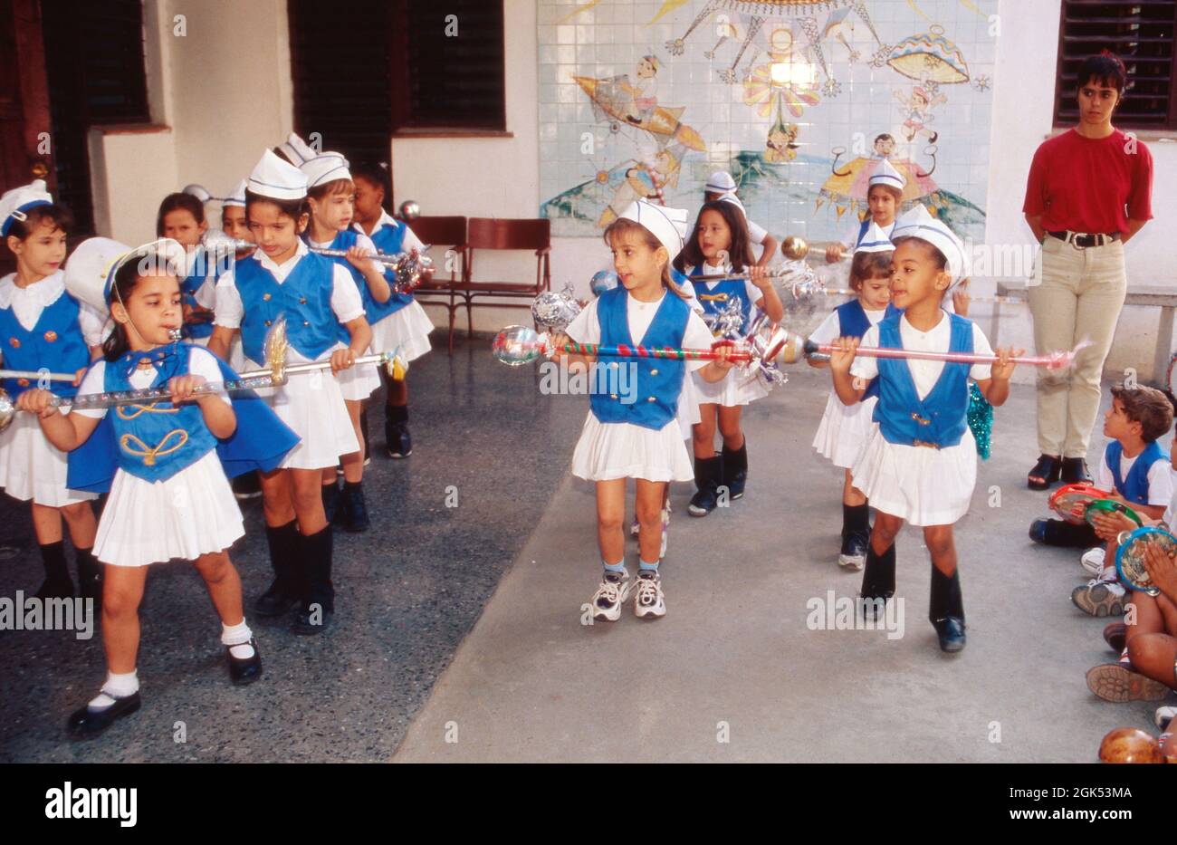 Kleine Mädchen einer Vorschulklasse versuchen einen Marschauftritt auf Kuba, 2000. Kleine Mädchen einer Vorschulklasse, die in Kuba als Marschkapelle trainieren, 2000. Stockfoto