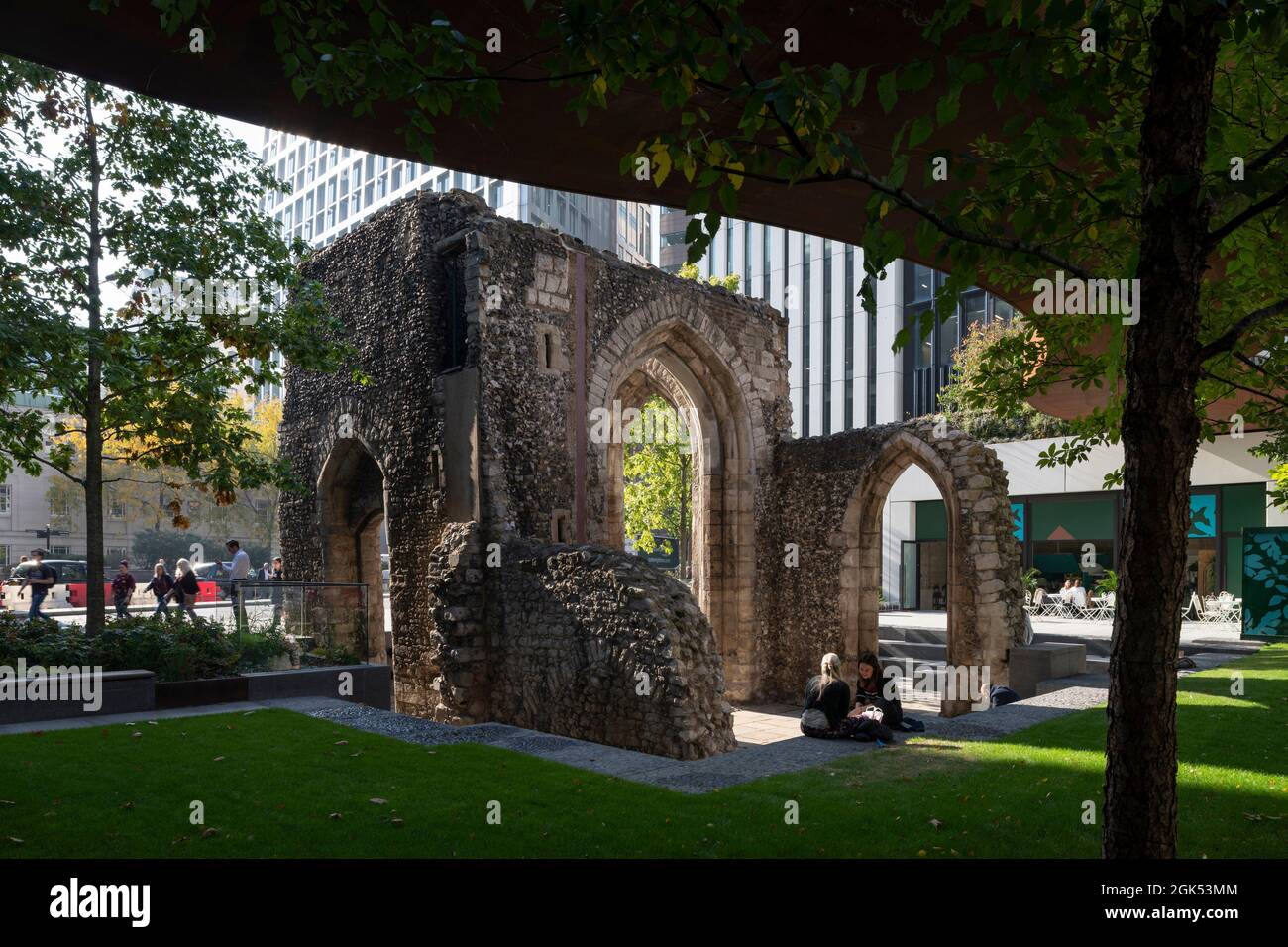 Blick von unterhalb eines erhöhten Gehwegs auf die Ruinen der St. Alphage Kirche in einer neuen Landschaft. London Wall Place, London, Großbritannien. Architekt Stockfoto