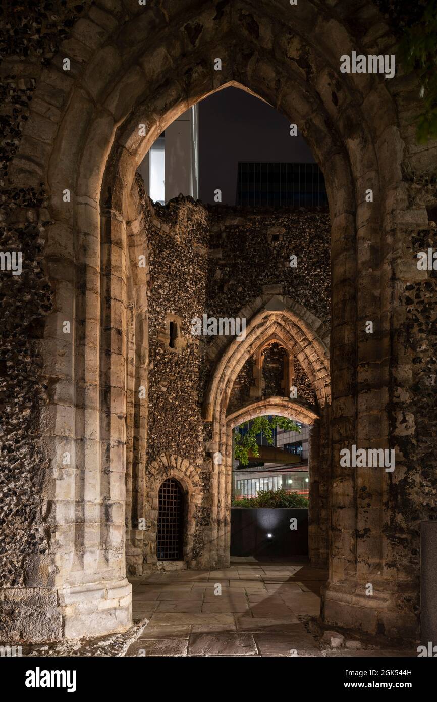 Blick in die Ruinen der St. Alphage Kirche bei Nacht mit Beleuchtung. London Wall Place, London, Großbritannien. Architekt: Make Ltd, 2019. Stockfoto