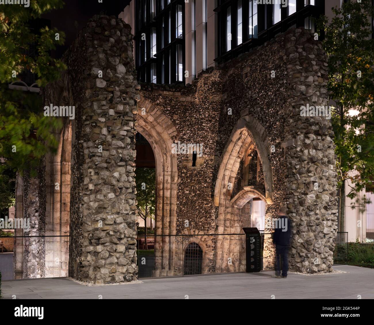 Blick auf die Ruinen der St. Alphage Kirche von der Londoner Mauer aus, während Gebäude 1 nachts beleuchtet ist. London Wall Place, London, Großbritannien. Archi Stockfoto