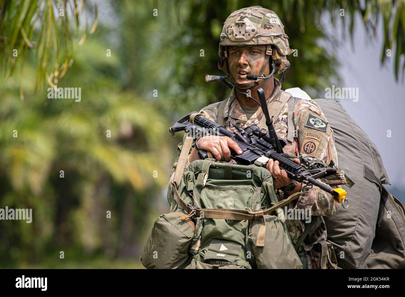 Soldaten der US-Armee mit der 82. Airborne Division und Tentara Nasional Indonesia (Indonesische Streitkräfte) führen am 4. August 2021 eine gemeinsame Zwangseinreiseoperation im Baturaja Training Area durch. Garuda Shield 21 ist eine zweiwöchige gemeinsame Übung zwischen der US-Armee und Tentara Nasional Indonesia (TNI-AD Indonesia Armed Forces). Der Zweck dieser gemeinsamen Übung ist es, die Dschungelkriegfähigkeit sowohl der US-Armee als auch der indonesischen Armee zu verbessern und zu bereichern. Stockfoto