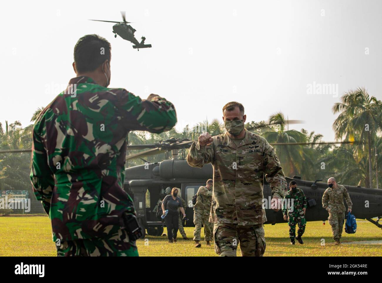 Der General der US-Armee, Charles Flynn, Kommandeur der US-Armee Pazifik, wird von General Andika Perkasa, Stabschef der indonesischen Armee, während der Eröffnungszeremonie für Garuda Shield 21 im Baturaja Trainingsgebiet am 4. August 2021 herzlich begrüßt. Garuda Shield 21 ist eine zweiwöchige gemeinsame Übung zwischen der US-Armee und Tentara Nasional Indonesia (TNI-AD Indonesia Armed Forces). Der Zweck dieser gemeinsamen Übung ist es, die Dschungelkriegfähigkeit sowohl der US-Armee als auch der indonesischen Armee zu verbessern und zu bereichern. Stockfoto