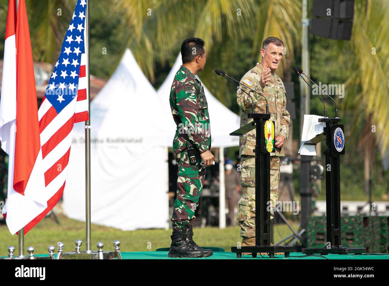 Der General der US-Armee, Charles Flynn, kommandierender General der US-Armee Pazifik, und General Andika Perkasa, Stabschef der Tentara Nasional Indonesia (indonesische Streitkräfte), halten am 4. August 2021 im Baturaja Trainingsgebiet eine Rede. Garuda Shield 21 ist eine zweiwöchige gemeinsame Übung zwischen der US-Armee und Tentara Nasional Indonesia (TNI-AD Indonesia Armed Forces). Der Zweck dieser gemeinsamen Übung ist es, die Dschungelkriegfähigkeit sowohl der US-Armee als auch der indonesischen Armee zu verbessern und zu bereichern. Stockfoto