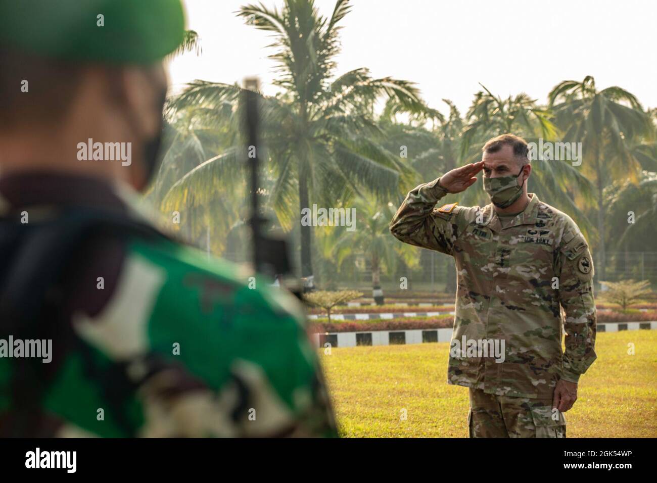 Der General der US-Armee, Charles Flynn, Kommandeur der US-Armee Pazifik, wird von General Andika Perkasa, Stabschef der indonesischen Armee, während der Eröffnungszeremonie für Garuda Shield 21 im Baturaja Trainingsgebiet am 4. August 2021 herzlich begrüßt. Garuda Shield 21 ist eine zweiwöchige gemeinsame Übung zwischen der US-Armee und Tentara Nasional Indonesia (TNI-AD Indonesia Armed Forces). Der Zweck dieser gemeinsamen Übung ist es, die Dschungelkriegfähigkeit sowohl der US-Armee als auch der indonesischen Armee zu verbessern und zu bereichern. Stockfoto