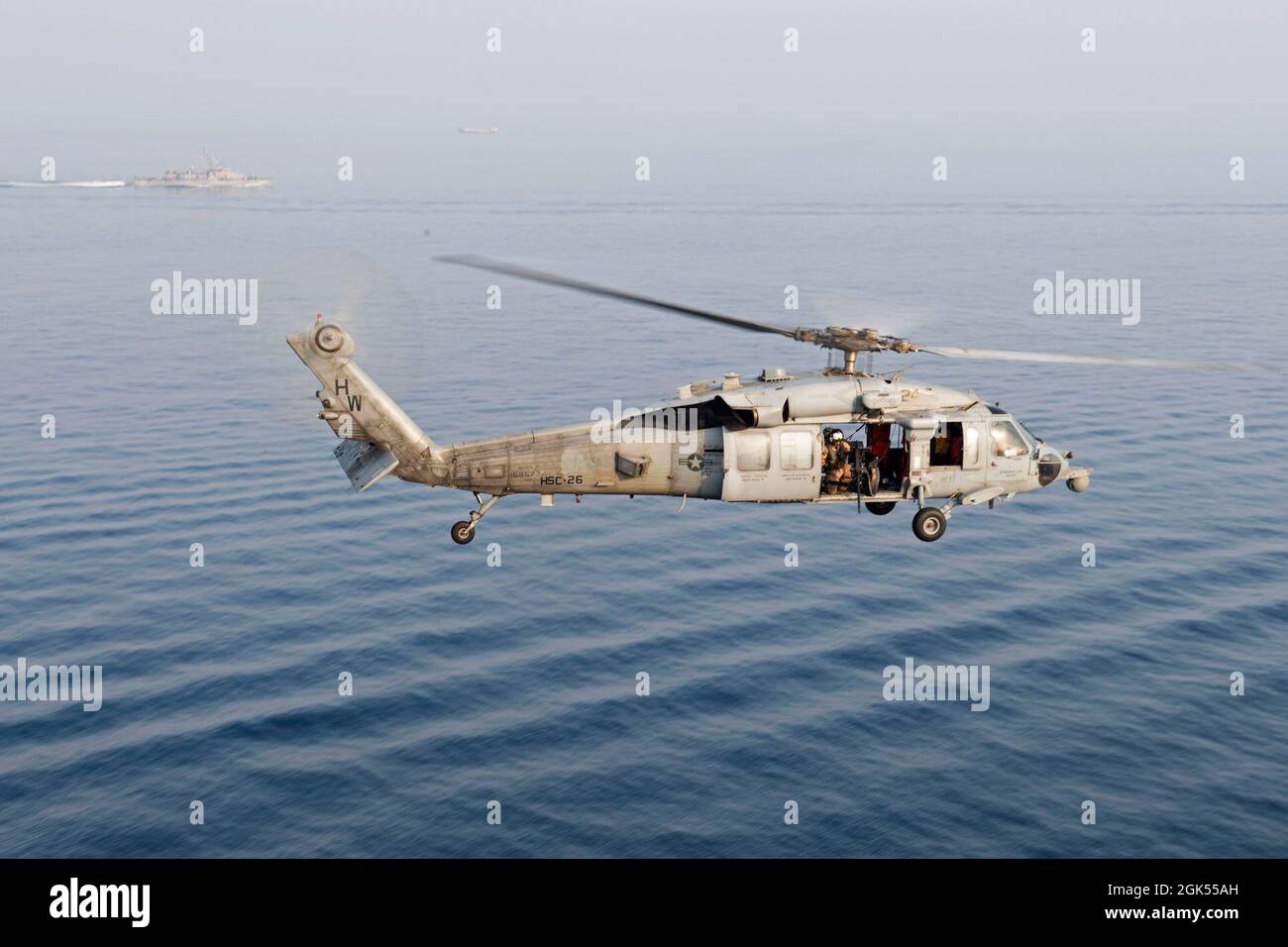 210804-N-WP865-1003 STRASSE VON HORMUS (AUG 4, 2021) ein CH-53E Super Hengst Hubschrauber, der an Marine Medium Tiltrotor Squadron (VMM) 162 (verstärkt) befestigt ist, bereitet sich auf das Flugdeck des amphibischen Sturmschiffs USS Iwo Jima (LHD 7) in der Straße von Hormuz vor, 2. August. Iwo Jima wird im Einsatzgebiet der 5. US-Flotte eingesetzt, um die maritime Stabilität und Sicherheit in der Zentralregion zu gewährleisten und das Mittelmeer und den Pazifik durch den westlichen Indischen Ozean und drei strategische Engpässe zu verbinden. Stockfoto