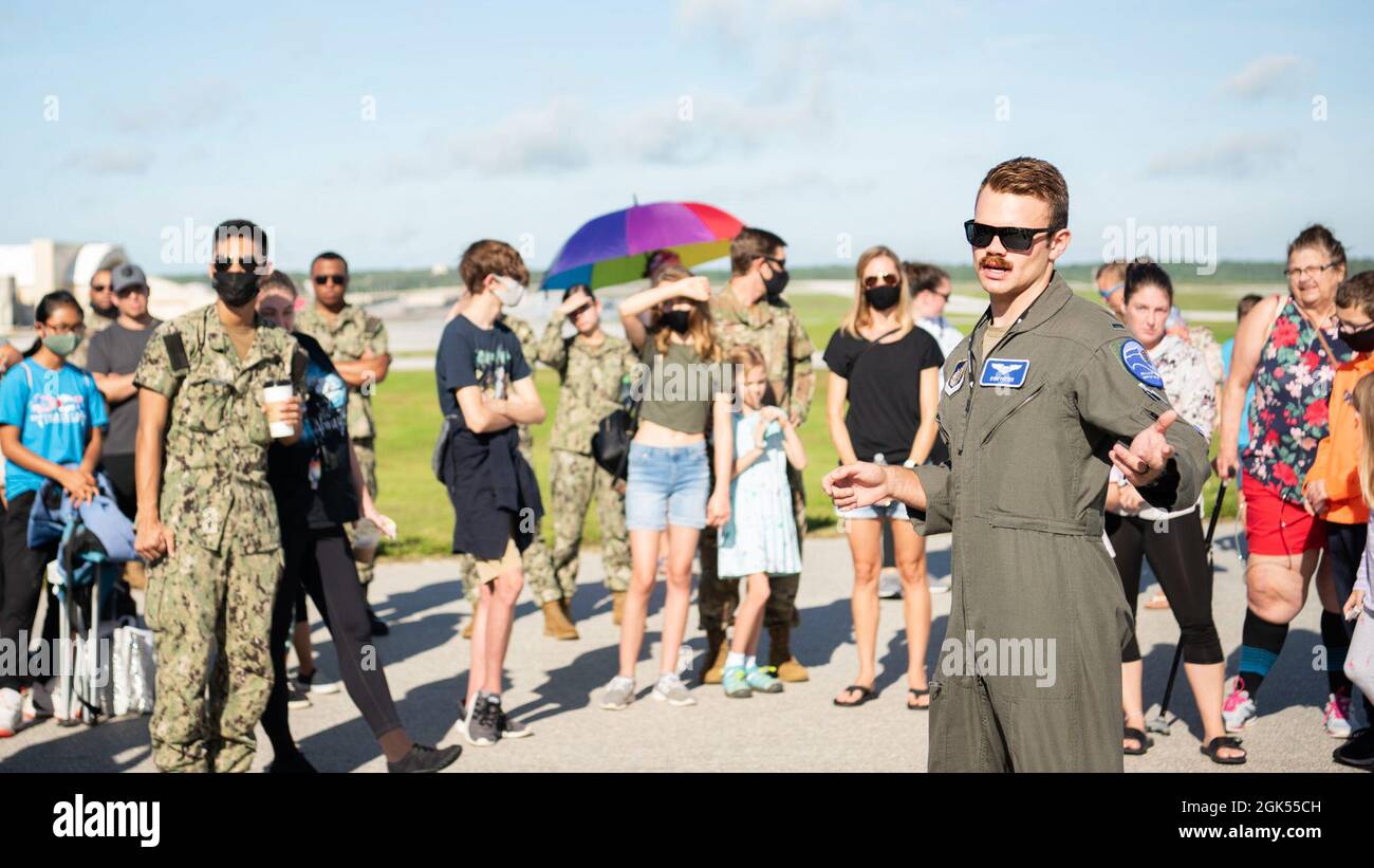 US Air Force 1st LT. Ryan Potter, ein Pilot mit der 525. Jagdgeschwader, der Joint Base Elmendorf-Richardson, Alaska, zugewiesen wurde, spricht mit Mitgliedern, die an einem Fluglinieneinsatz für Pacific Iron 2021 auf der Andersen Air Force Base, Guam, 4. August 2021, teilnehmen. PACIRON konzentriert sich auf den Einsatz, den Betrieb und die Unterstützung von Kräften aus kleineren, verstreuten Basen in der Indo-Pazifik-Region. Stockfoto