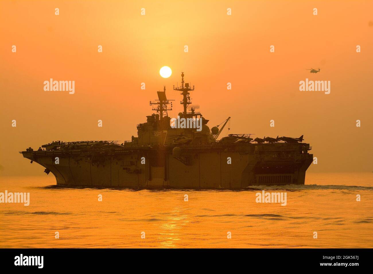 210804-N-WP865-2002 STRASSE VON HORMUS (AUG 4, 2021) das amphibische Sturmschiff USS Iwo Jima (LHD 7) der Wasp-Klasse durchschifft die Straße von Hormus, 4. August. Iwo Jima wird im Einsatzgebiet der 5. US-Flotte eingesetzt, um die maritime Stabilität und Sicherheit in der Zentralregion zu gewährleisten und das Mittelmeer und den Pazifik durch den westlichen Indischen Ozean und drei strategische Engpässe zu verbinden. Stockfoto