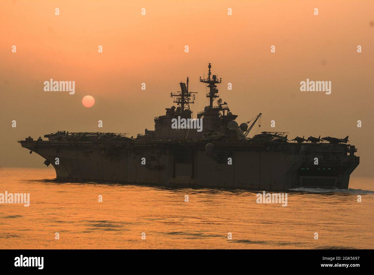 210804-N-WP865-2001 STRASSE VON HORMUS (AUG 4, 2021) das amphibische Sturmschiff USS Iwo Jima (LHD 7) der Wasp-Klasse durchschifft die Straße von Hormus, 4. August. Iwo Jima wird im Einsatzgebiet der 5. US-Flotte eingesetzt, um die maritime Stabilität und Sicherheit in der Zentralregion zu gewährleisten und das Mittelmeer und den Pazifik durch den westlichen Indischen Ozean und drei strategische Engpässe zu verbinden. Stockfoto