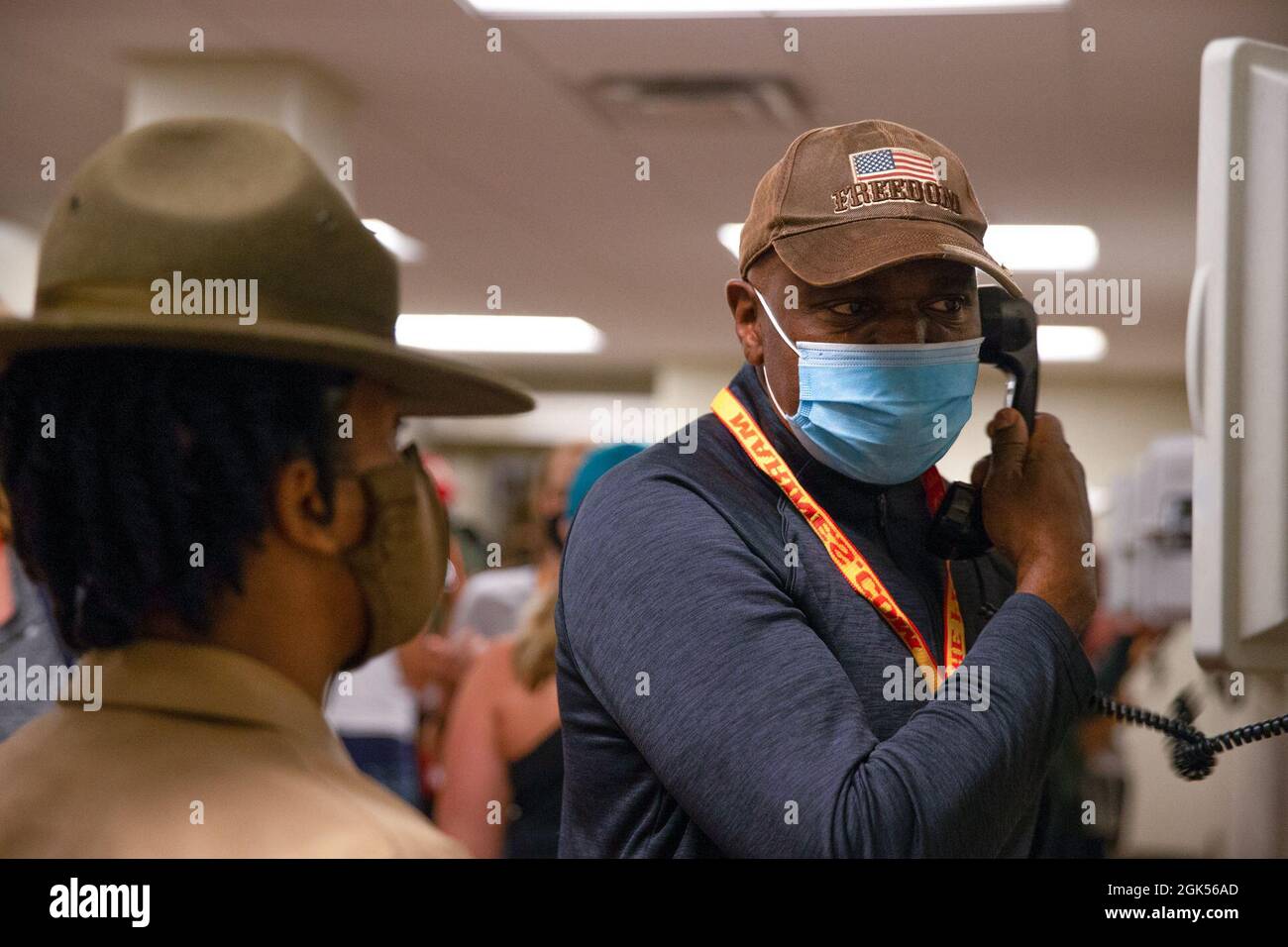 Stanley Owens, ein Junior-ROTC-Ausbilder der Armee an der Lillie B. Williamson High School, reenacts Calling a family member as part of the Educators Workshop Held at Marine Corps Recruit Depot Parris Island, South Carolina, August 4, 2021. Die Pädagogen erlebten den Anruf, den Familien von den Rekruten erhalten, die ihre sichere Ankunft auf MCRD Parris Island benachrichtigenden. Stockfoto