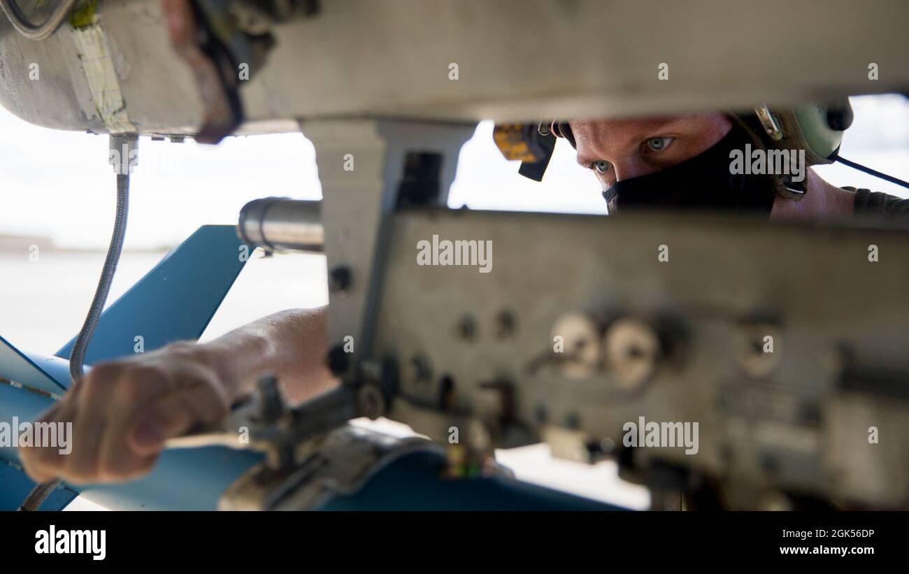 U.S. Marine Corps Lance CPL. Jerrod Williams, ein Kampftechniker mit Marine Fighter Attack Squadron (VMFA) 232, lädt während des Pacific Iron 2021, 4. August 2021, eine lasergeführte Trainingsrunde auf einem F/A-18D Hornet-Flugzeug auf der Andersen Air Force Base, Guam. Pacific Iron 2021 konzentriert sich auf den Einsatz, den Betrieb und die Unterstützung von Kräften aus kleineren, verstreuten Stützpunkten in der Region Indo-Pazifik. Stockfoto