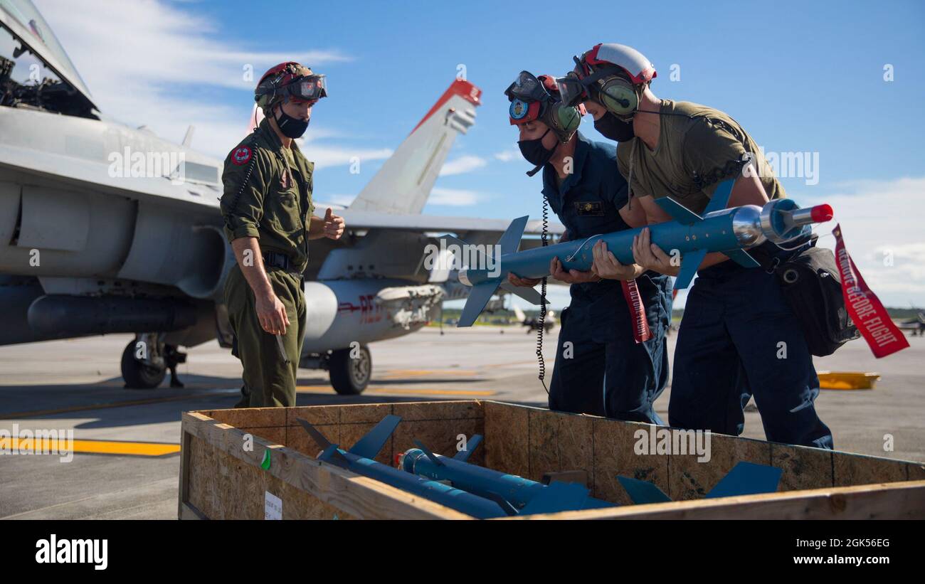 Techniker des U.S. Marine Corps mit Marine Fighter Attack Squadron (VMFA) 232 laden während des Pacific Iron 2021, 4. August 2021, eine lasergeführte Trainingsrunde auf einem F/A-18D Hornet-Flugzeug auf der Andersen Air Force Base, Guam. Pacific Iron 2021 konzentriert sich auf den Einsatz, den Betrieb und die Unterstützung von Kräften aus kleineren, verstreuten Stützpunkten in der Region Indo-Pazifik. Stockfoto