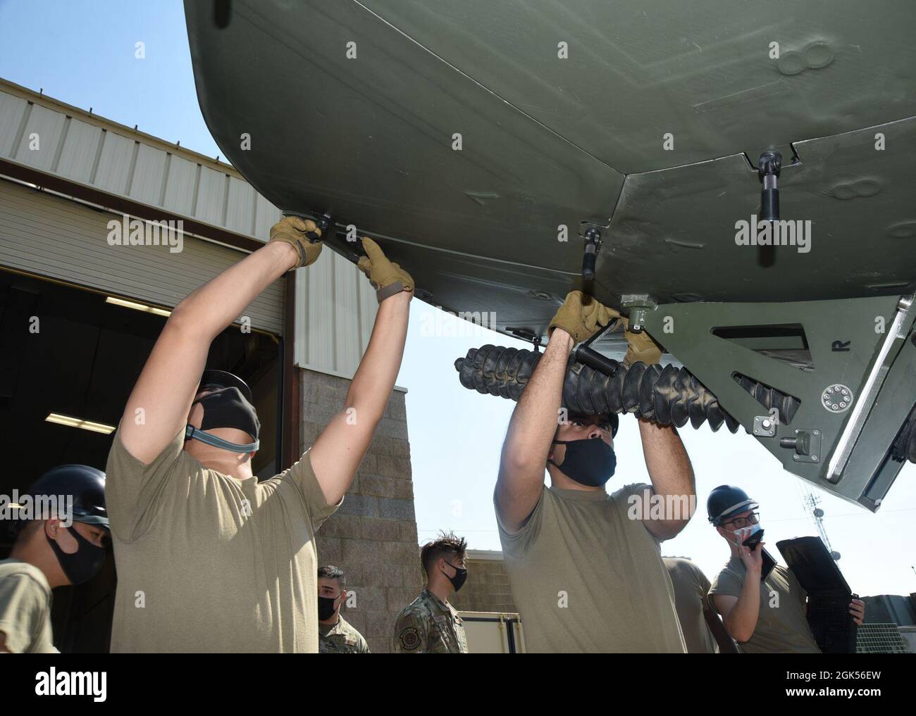 Die 726. Air Control Squadron Airmen von Team B arbeiten zusammen, um Panels auf einer kleinen Aperture-Antenne (SAA) auf dem Mountain Home Air Force Base, Idaho, 4. August 2021 zu sichern. Das SAA ist Teil eines Multiband-Masseanschlussterminals und sendet und empfängt Funkwellen. Stockfoto