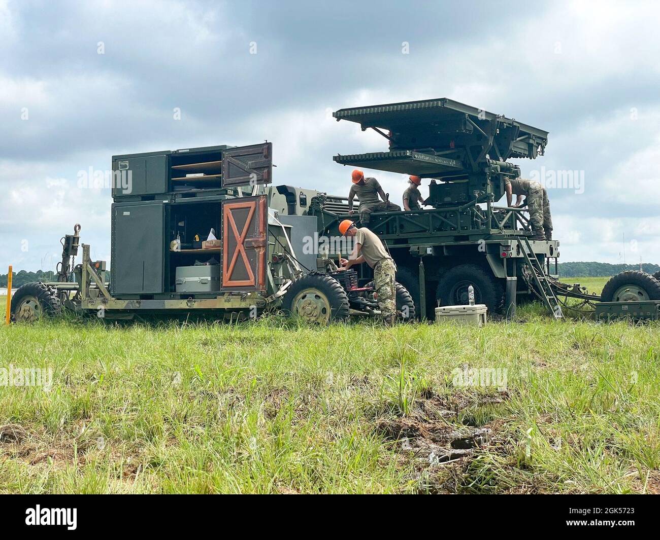 US Air Force Airmen der 117. Air Control Squadron, Georgia Air National Guard konstruieren das AN/TPS-75 transportable Aerospace Control and Warning (AC&W) Radar für ihr zweiwöchiges Annual Field Training am Fernandina Beach Municipal Airport, Fernandina Beach, Florida, 4. August 2021. Das 117. Air Control Squadron bietet Theaterkommando mit Luftkampfmanagement, Radarüberwachung, Luftraumkontrolle und Fernkommunikationsfunktionen zur Planung und Ausführung kombinierter Lufteinsätze, Luftüberlegenheit und Luftangriff auf Bodenangriffe und stellt den staatlichen Behörden eine dedica zur Verfügung Stockfoto