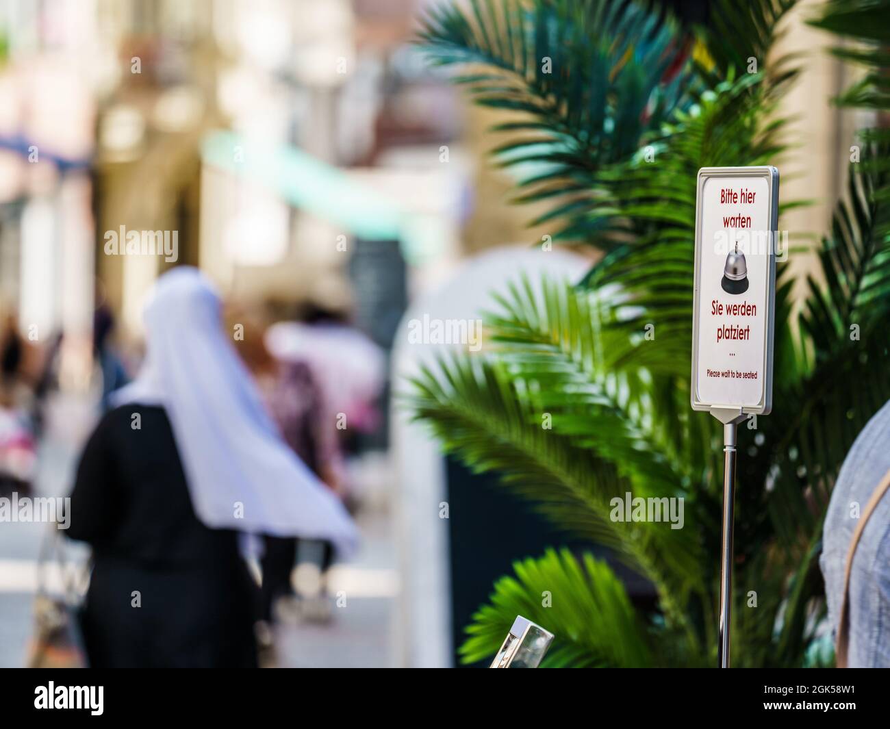 Wiesbaden, Deutschland. September 2021. In der Fußgängerzone vor einem Restaurant steht ein Display mit der Aufschrift „Bitte warten Sie hier - Sie werden sitzen“. Quelle: Andreas Arnold/dpa/Alamy Live News Stockfoto